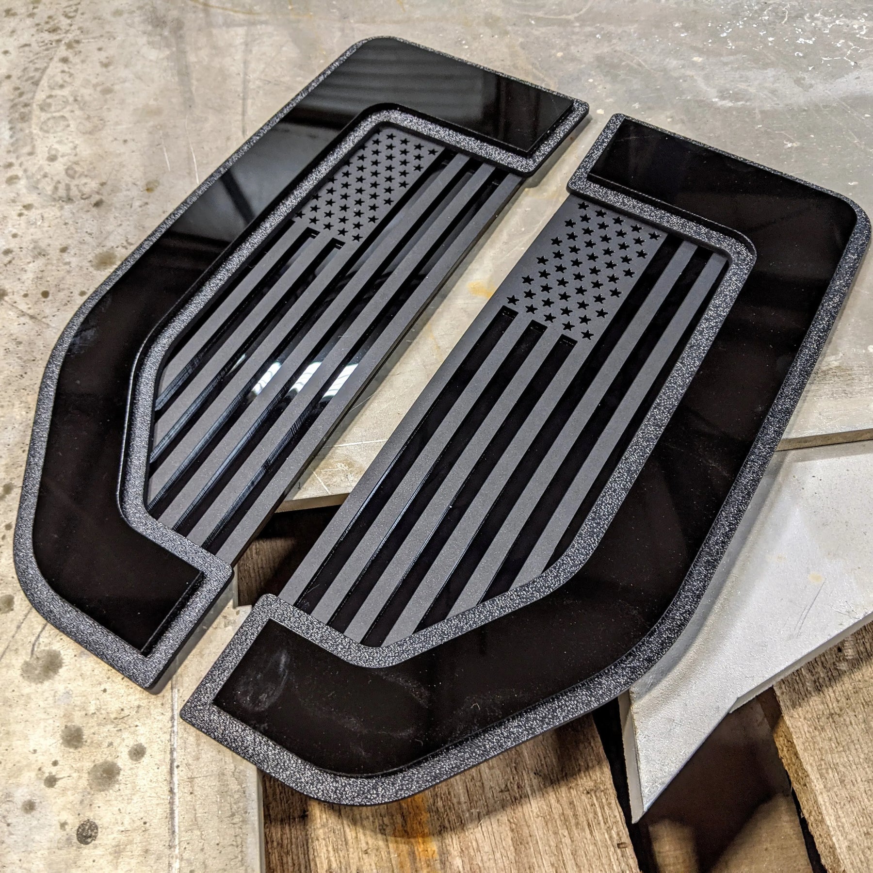 Juego de insignias para guardabarros con la bandera estadounidense: compatible con Ford® F250®, F350®, F450® 2017-2022, color negro (estrellas a la izquierda)