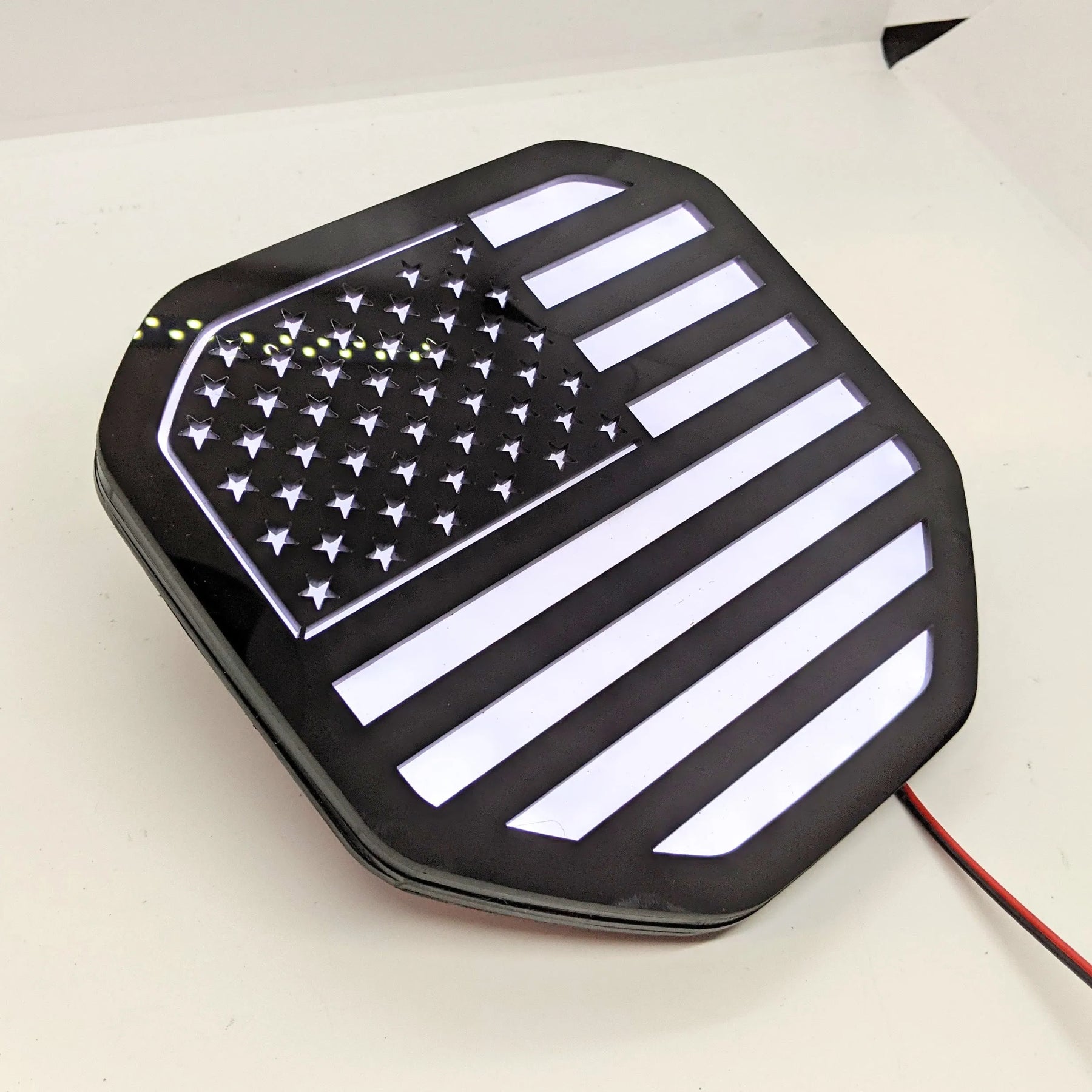 Insignia de bandera estadounidense con LED: compatible con Dodge® Ram® Tailgate 2019+ (5.ª generación) -1500, 2500, 3500 - Negro con LED blanco