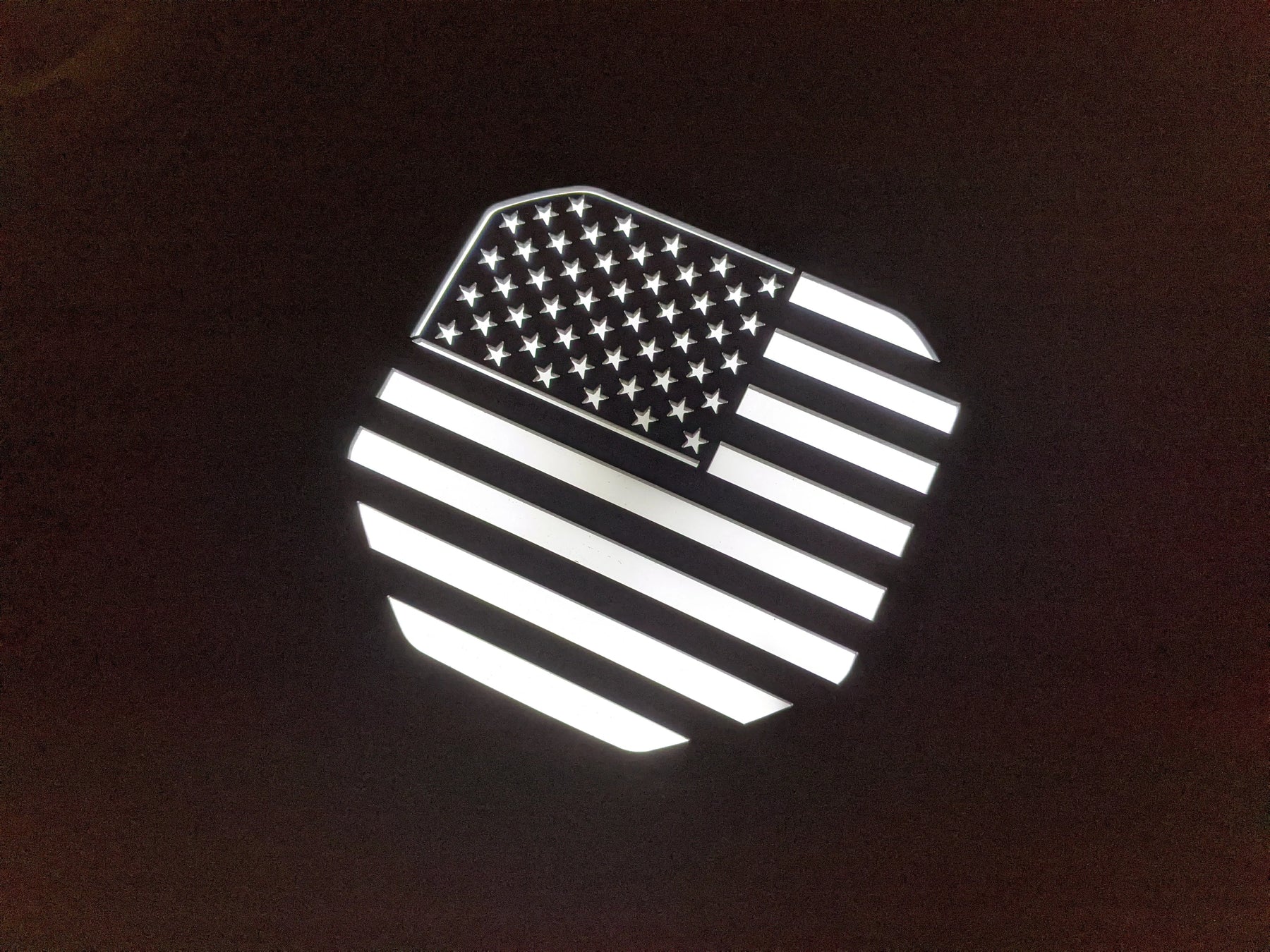 Insignia de bandera estadounidense con LED: compatible con Dodge® Ram® Tailgate 2019+ (5.ª generación) -1500, 2500, 3500 - Negro con LED blanco