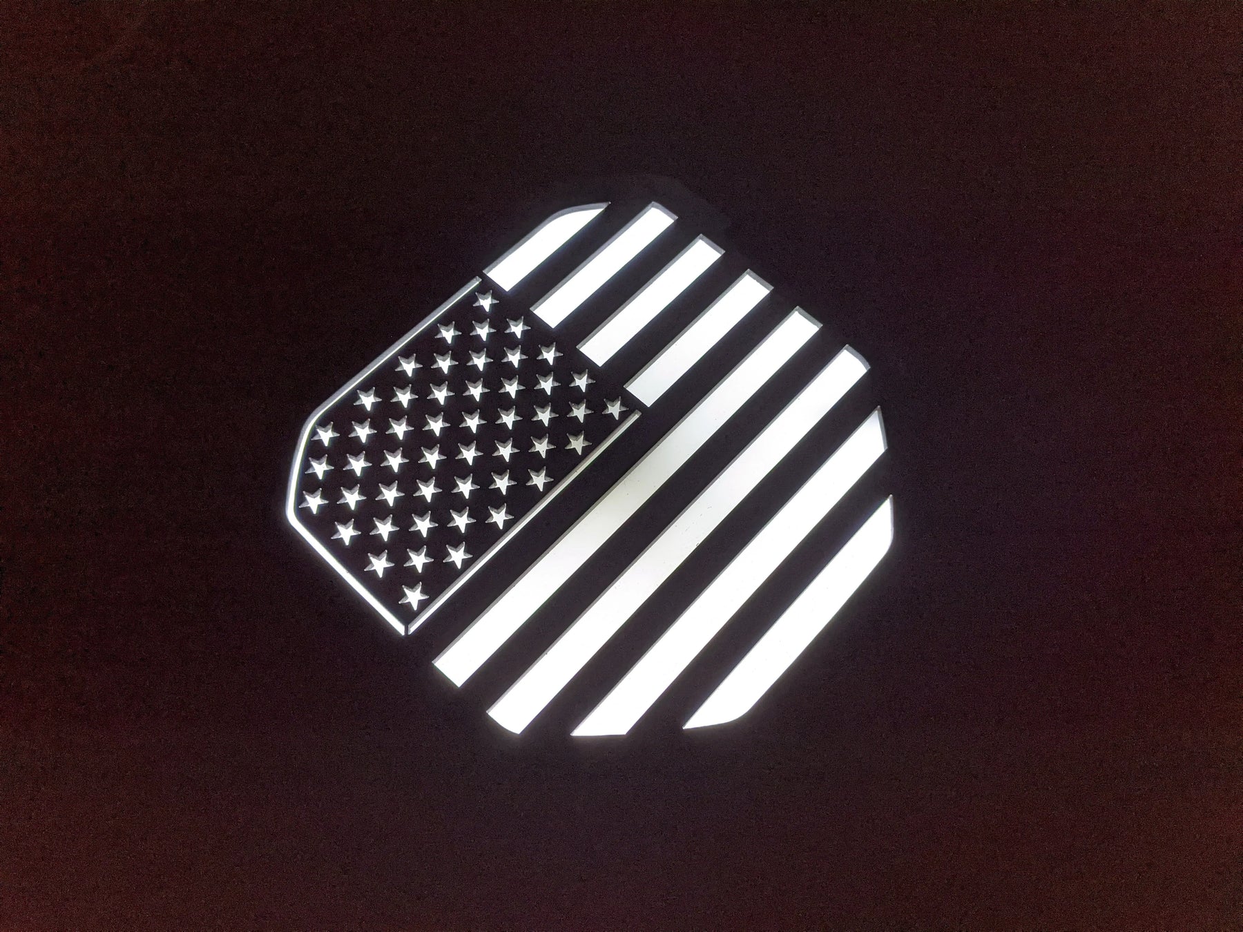 Insignia de bandera estadounidense con LED: compatible con Dodge® Ram® Tailgate 2019+ (5.ª generación) -1500, 2500, 3500 - Negro con LED blanco