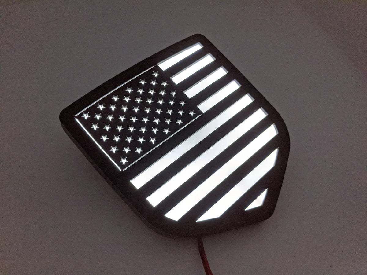 Insignia de bandera estadounidense con LED: compatible con portón trasero Dodge® Ram® 2009-2018 -1500, 2500, 3500 - Negro con LED blanco