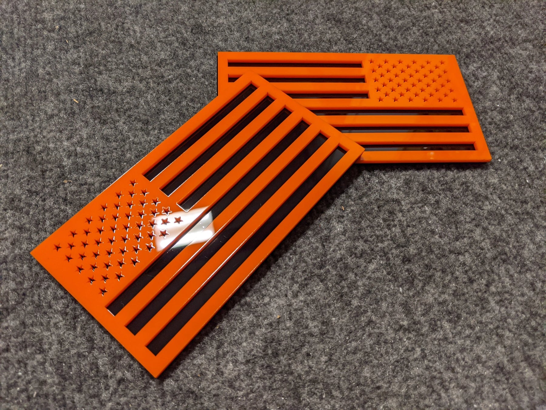 Insignias para guardabarros con la bandera estadounidense (par), ajuste universal, color naranja sobre negro