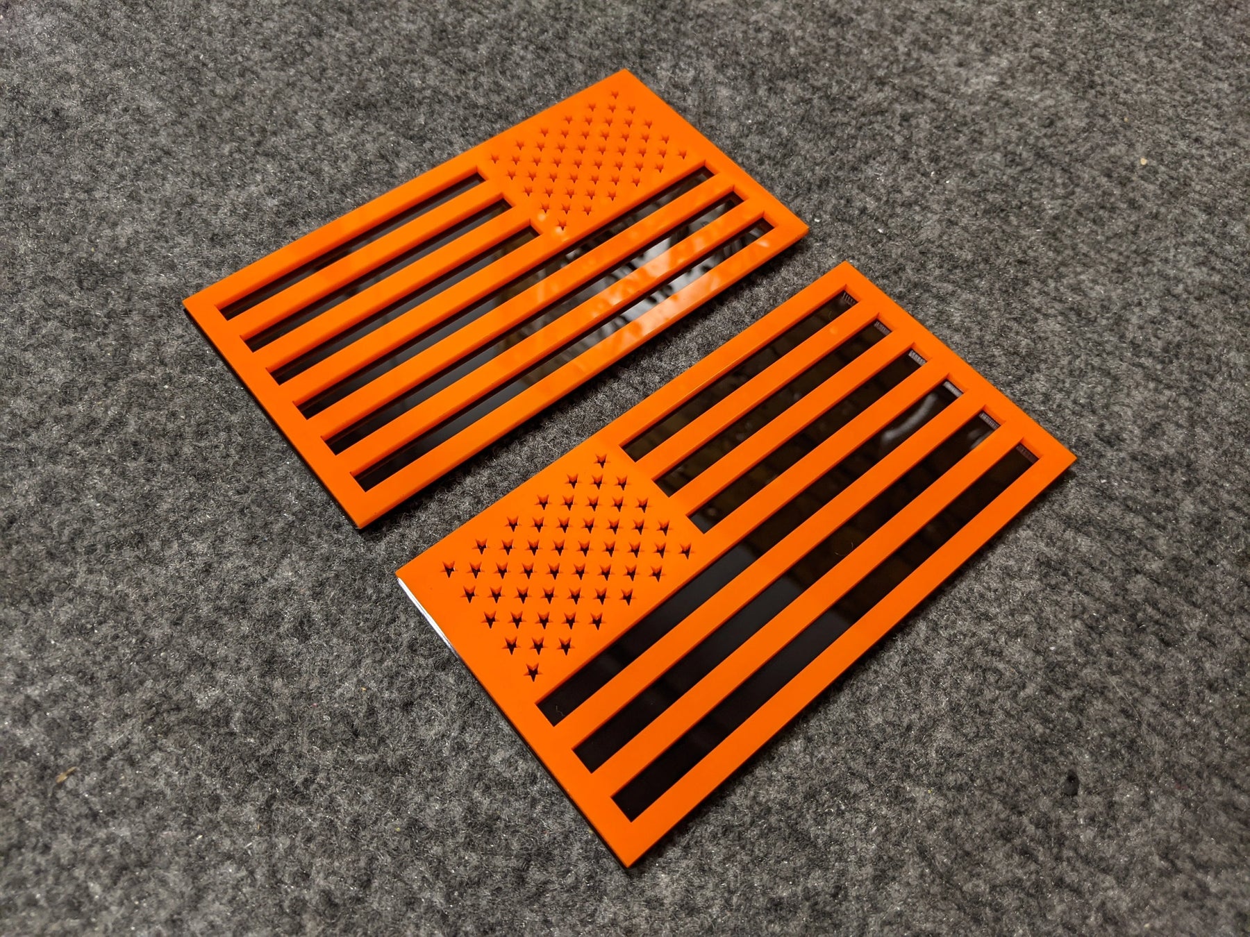 Insignias para guardabarros con la bandera estadounidense (par), ajuste universal, color naranja sobre negro