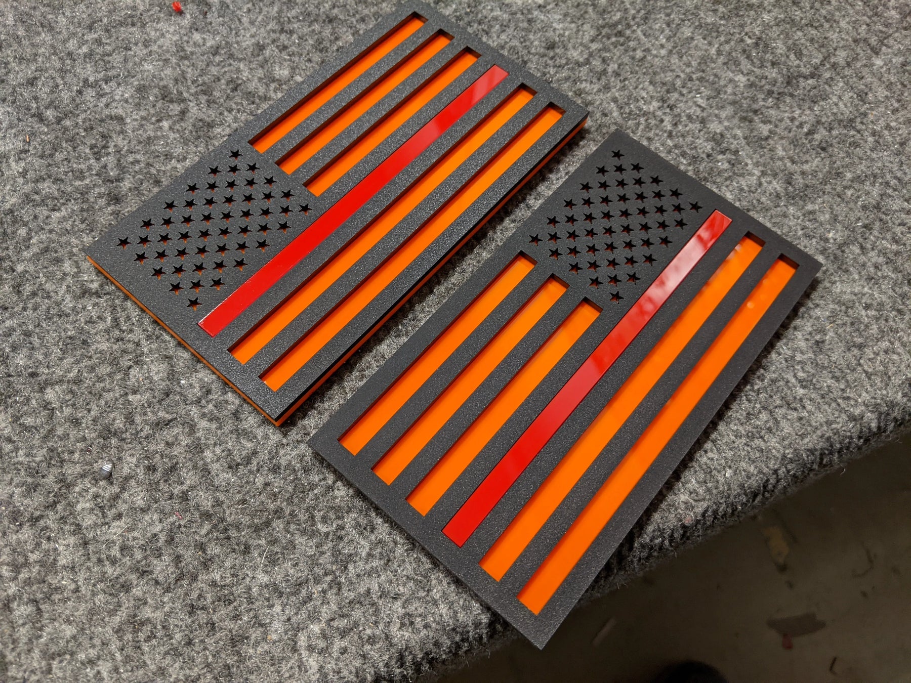 Badges Fender drapeau américain - Paire - Ajustement universel - Noir mat sur orange