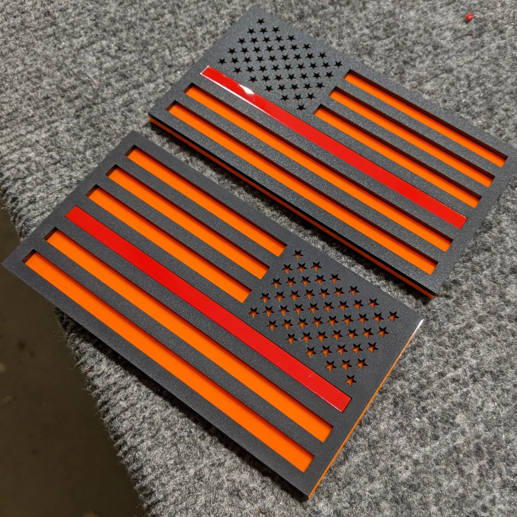 Badges Fender drapeau américain - Paire - Ajustement universel - Noir mat sur orange