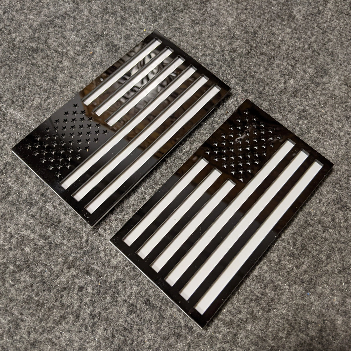 Insignias para guardabarros con la bandera estadounidense (par), ajuste universal, negro sobre blanco
