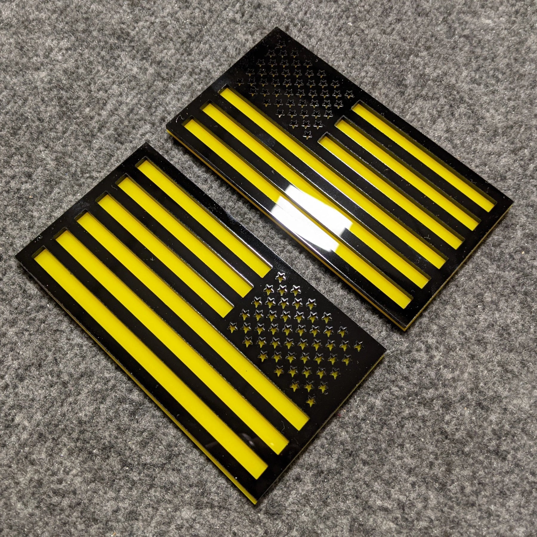 Insignias para guardabarros con la bandera estadounidense (par), ajuste universal, color negro sobre amarillo
