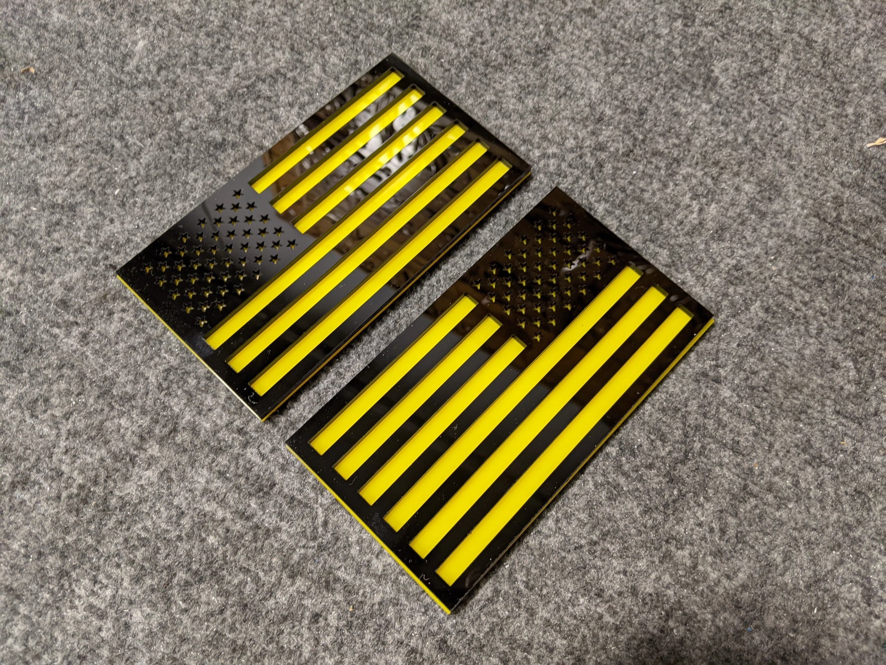 Insignias para guardabarros con la bandera estadounidense (par), ajuste universal, color negro sobre amarillo