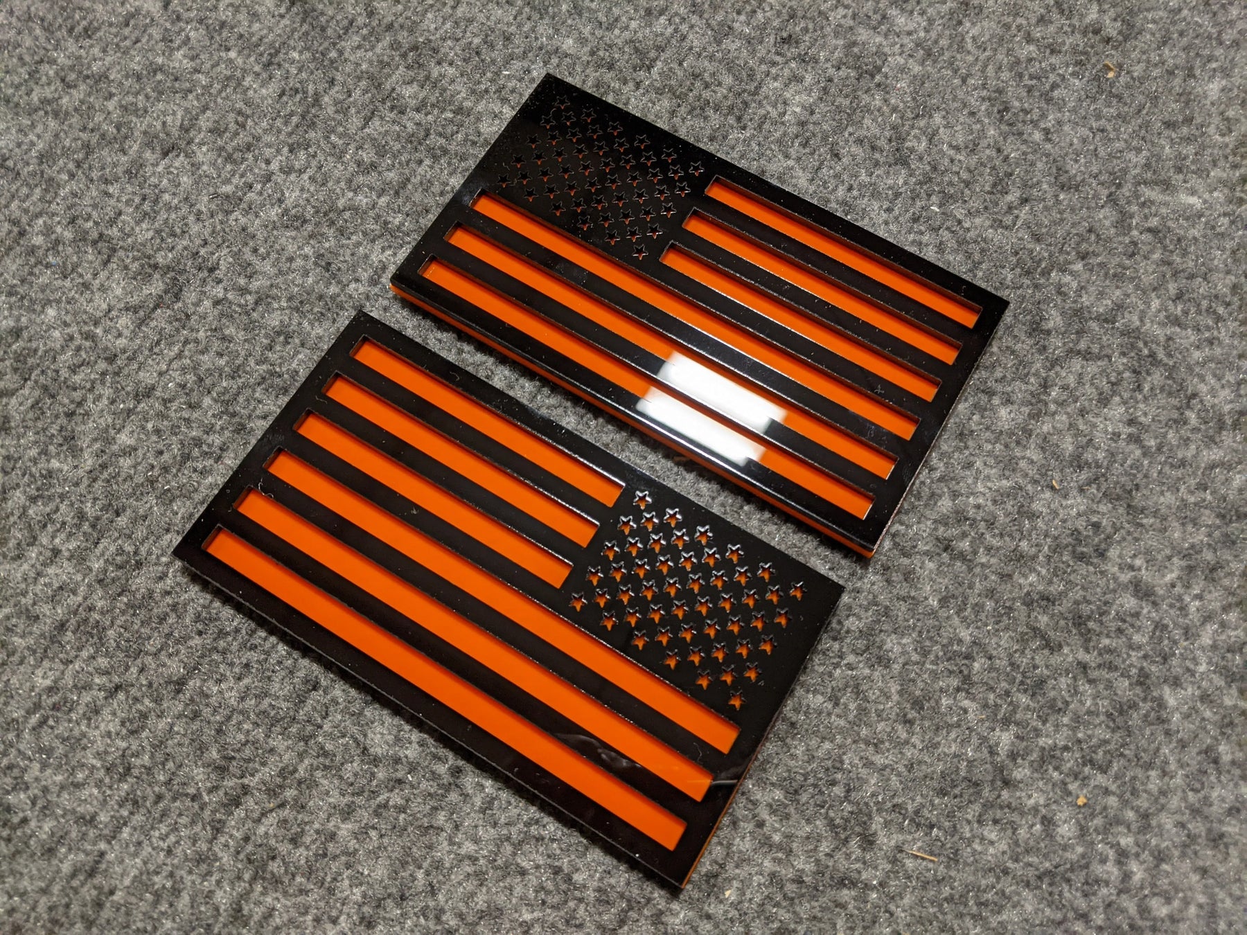 Insignias para guardabarros con la bandera estadounidense (par), ajuste universal, color negro sobre naranja