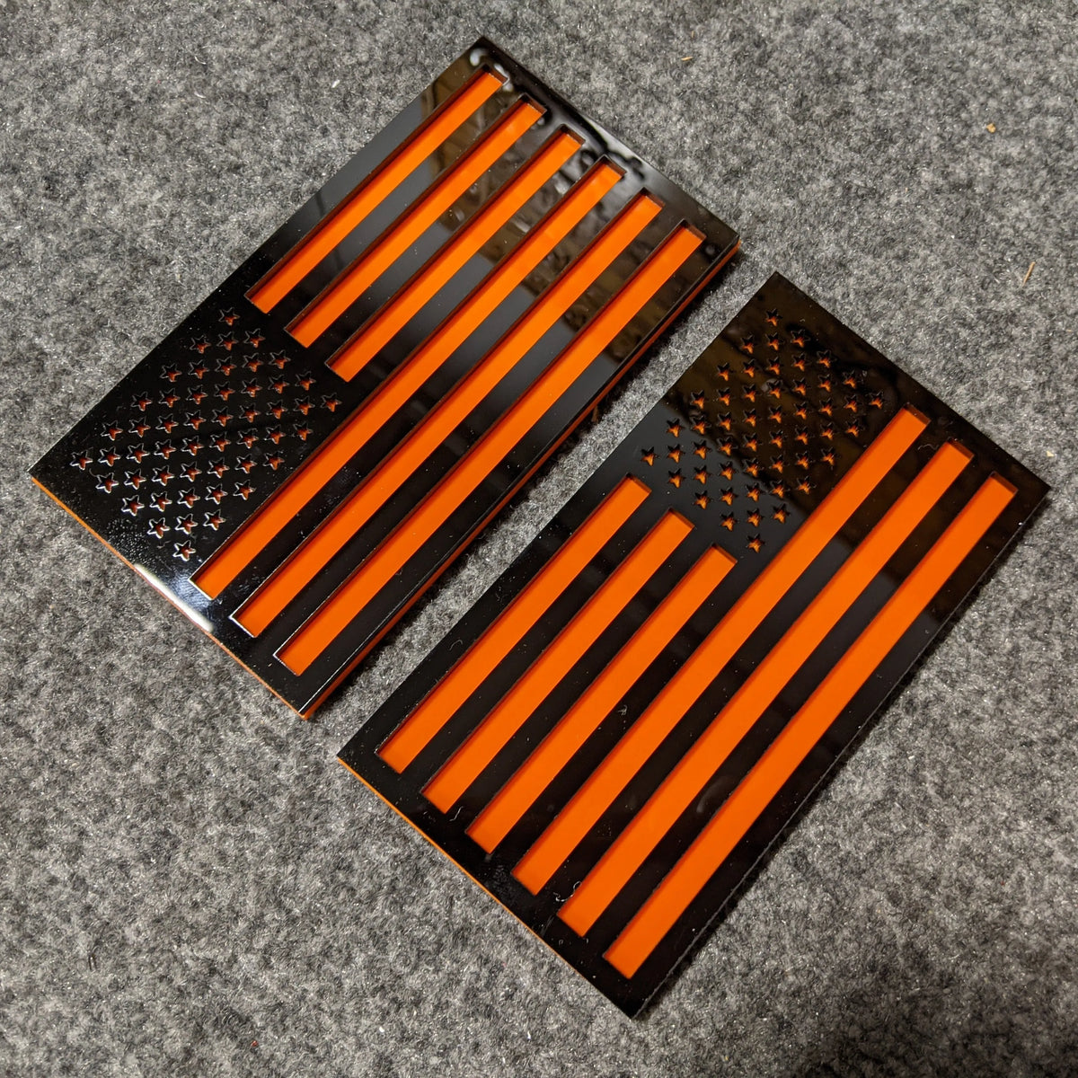 Insignias para guardabarros con la bandera estadounidense (par), ajuste universal, color negro sobre naranja