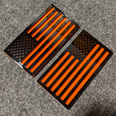 Insignias para guardabarros con la bandera estadounidense (par), ajuste universal, color negro sobre naranja