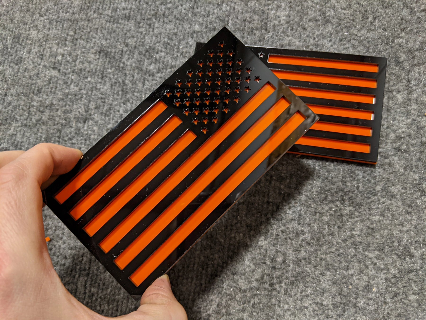 Insignias para guardabarros con la bandera estadounidense (par), ajuste universal, color negro sobre naranja
