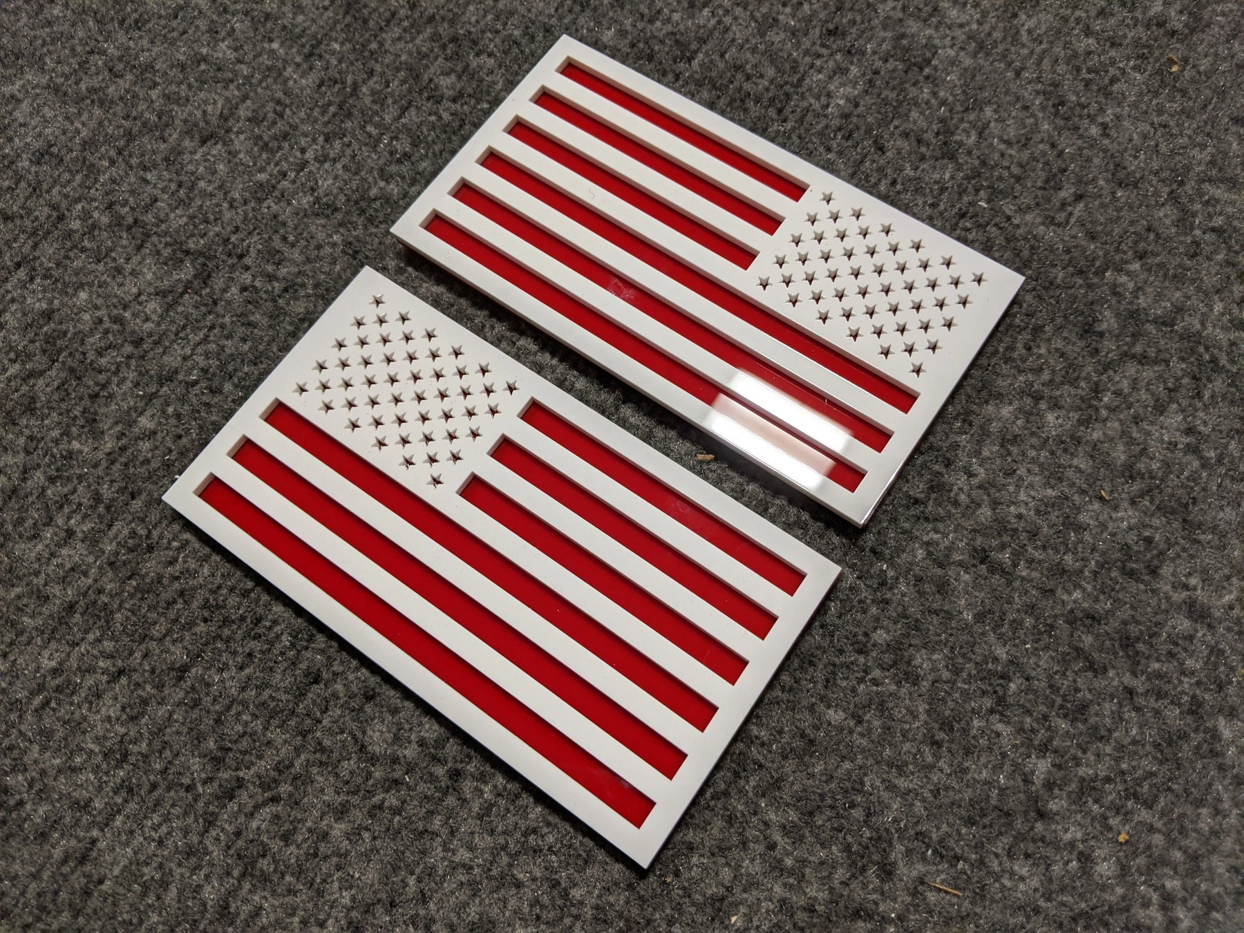 Insignias para guardabarros con la bandera estadounidense (par) - Ajuste universal - Elige tus colores