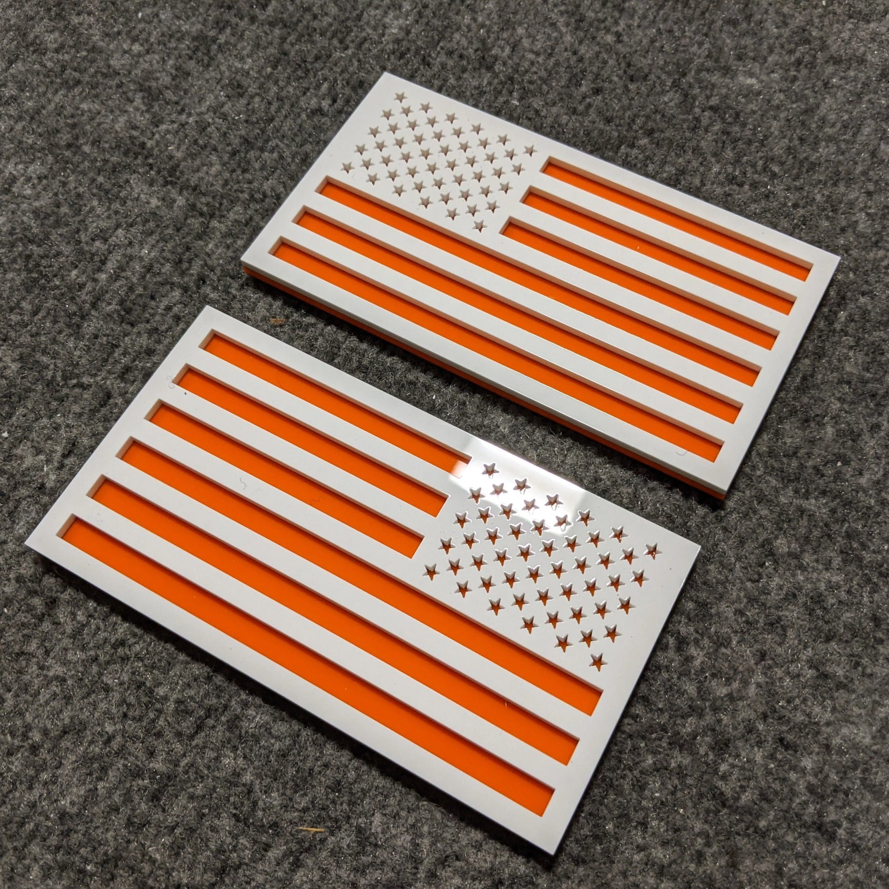 Insignias para guardabarros con la bandera estadounidense (par), ajuste universal, color blanco sobre naranja