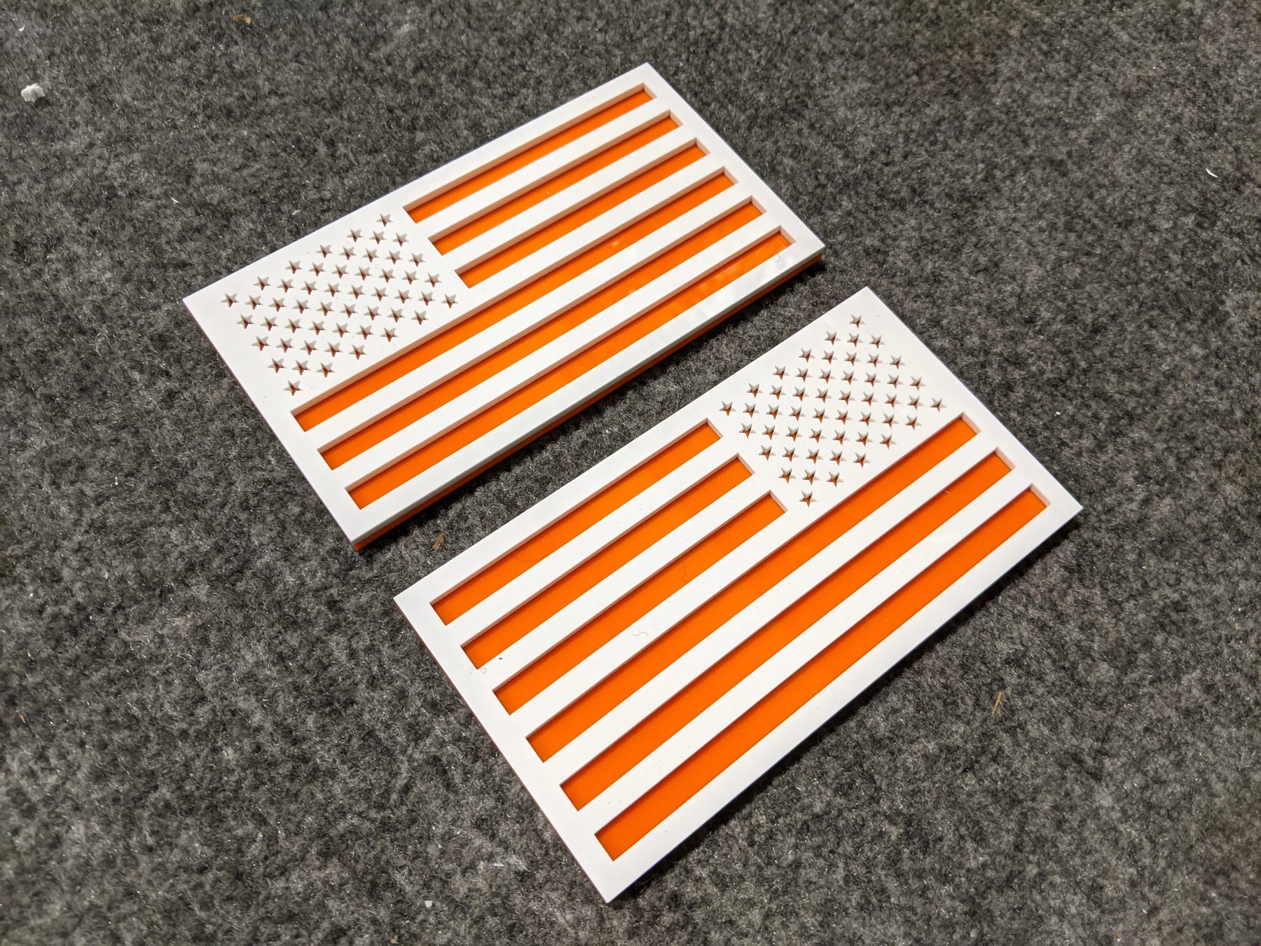 Insignias para guardabarros con la bandera estadounidense (par), ajuste universal, color blanco sobre naranja