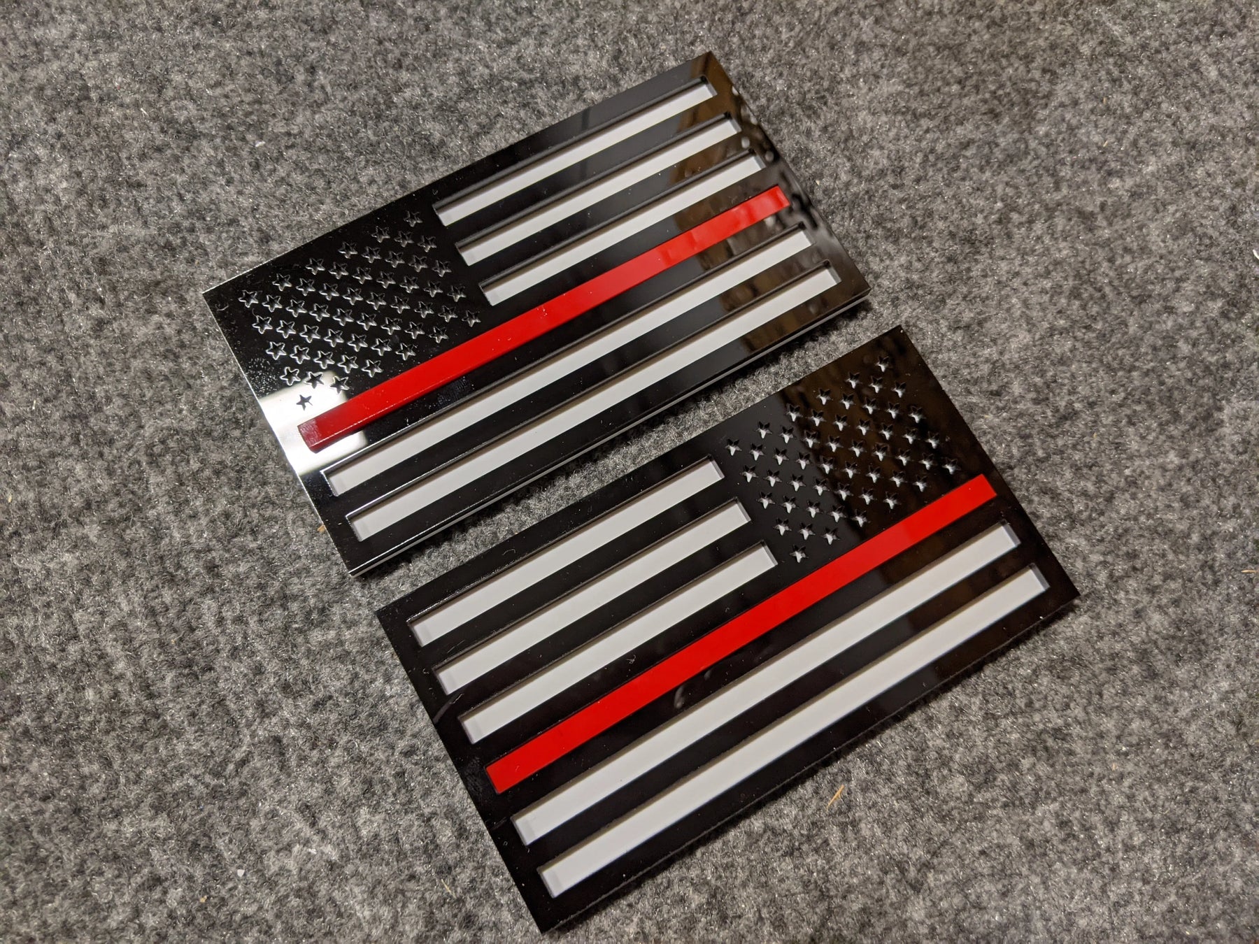 Insignias para guardabarros con la bandera estadounidense (par), ajuste universal, negro sobre blanco