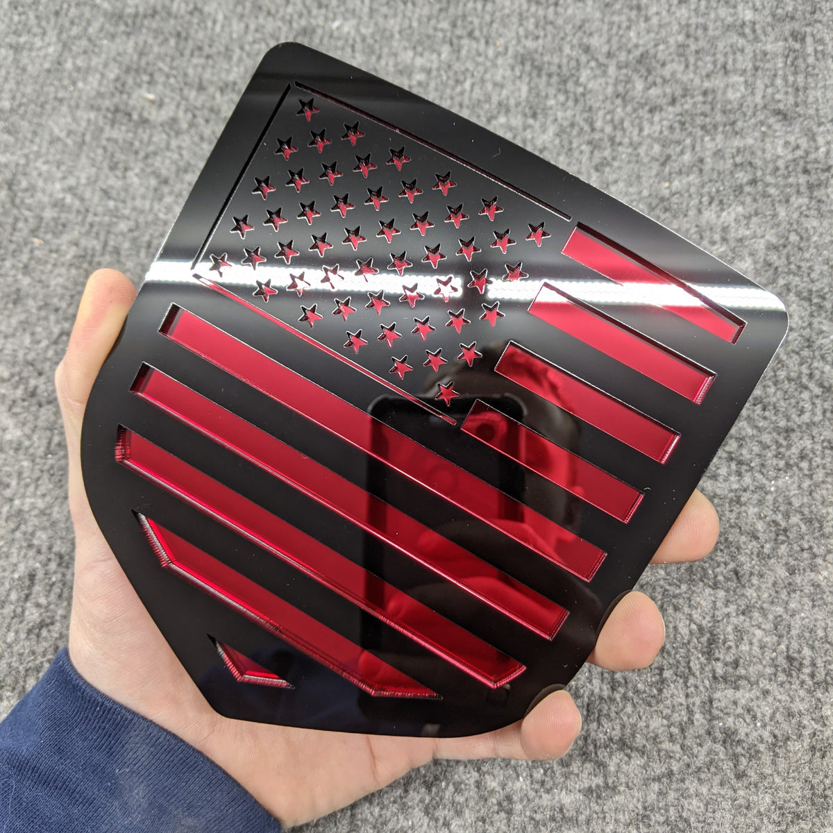 Insignia de la bandera estadounidense: compatible con modelos Dodge® Ram® 2009-2018, portón trasero, 1500, 2500, 3500, color negro sobre rojo espejo