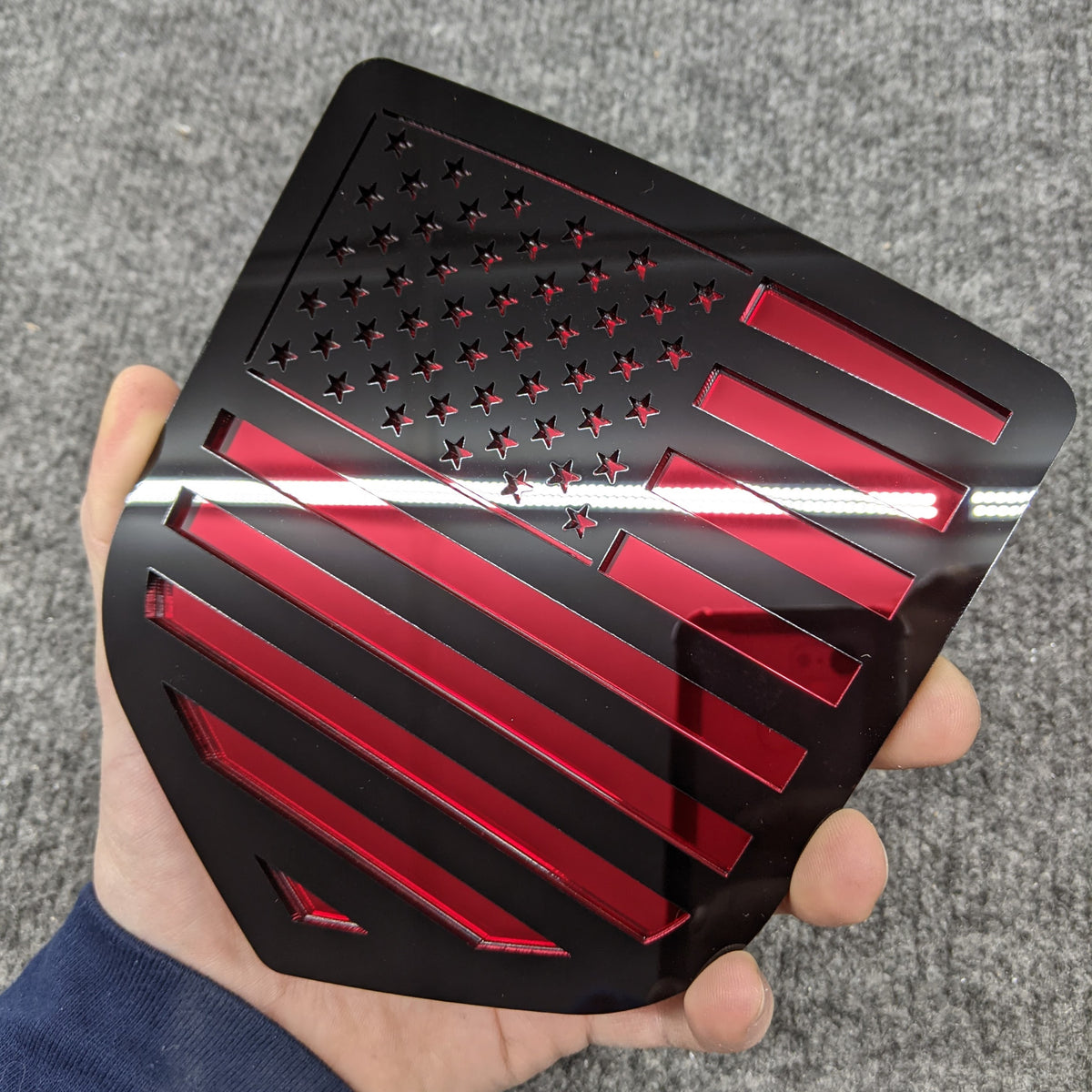 Insignia de la bandera estadounidense: compatible con modelos Dodge® Ram® 2009-2018, portón trasero, 1500, 2500, 3500, color negro sobre rojo espejo