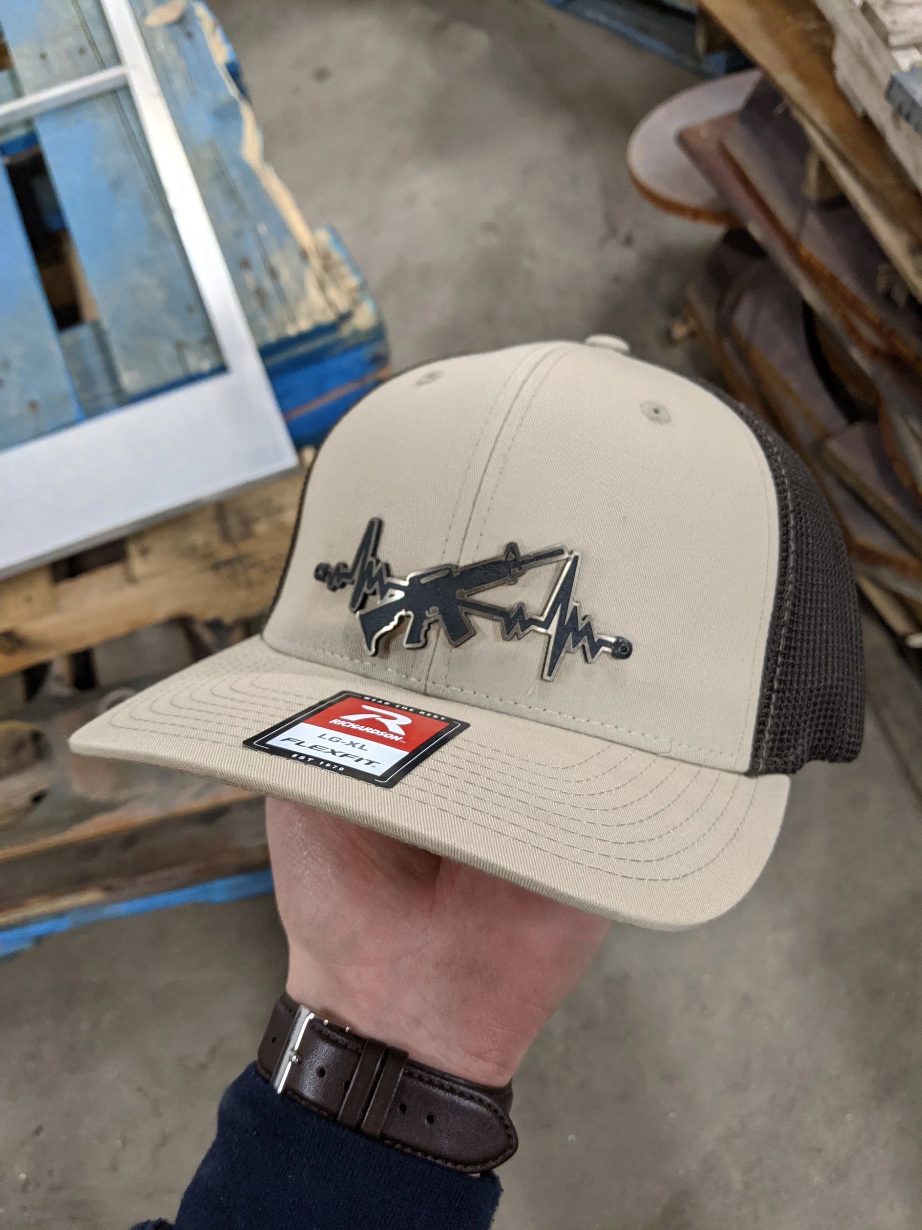 Gorra con insignia AR Heartbeat: bronce cepillado y negro