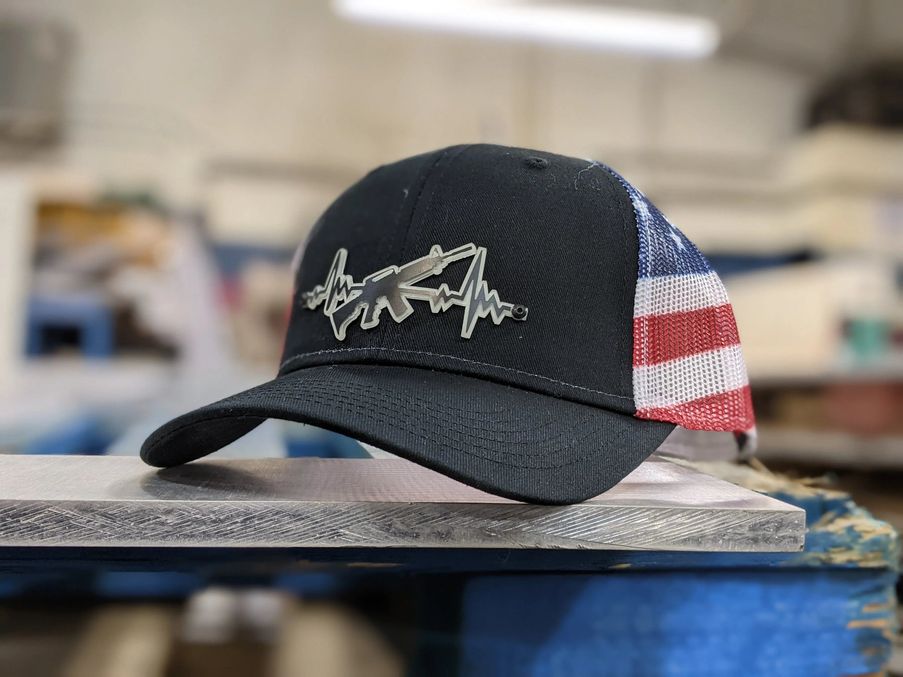 Gorra con insignia AR Heartbeat: negra y con estrellas y rayas brillantes