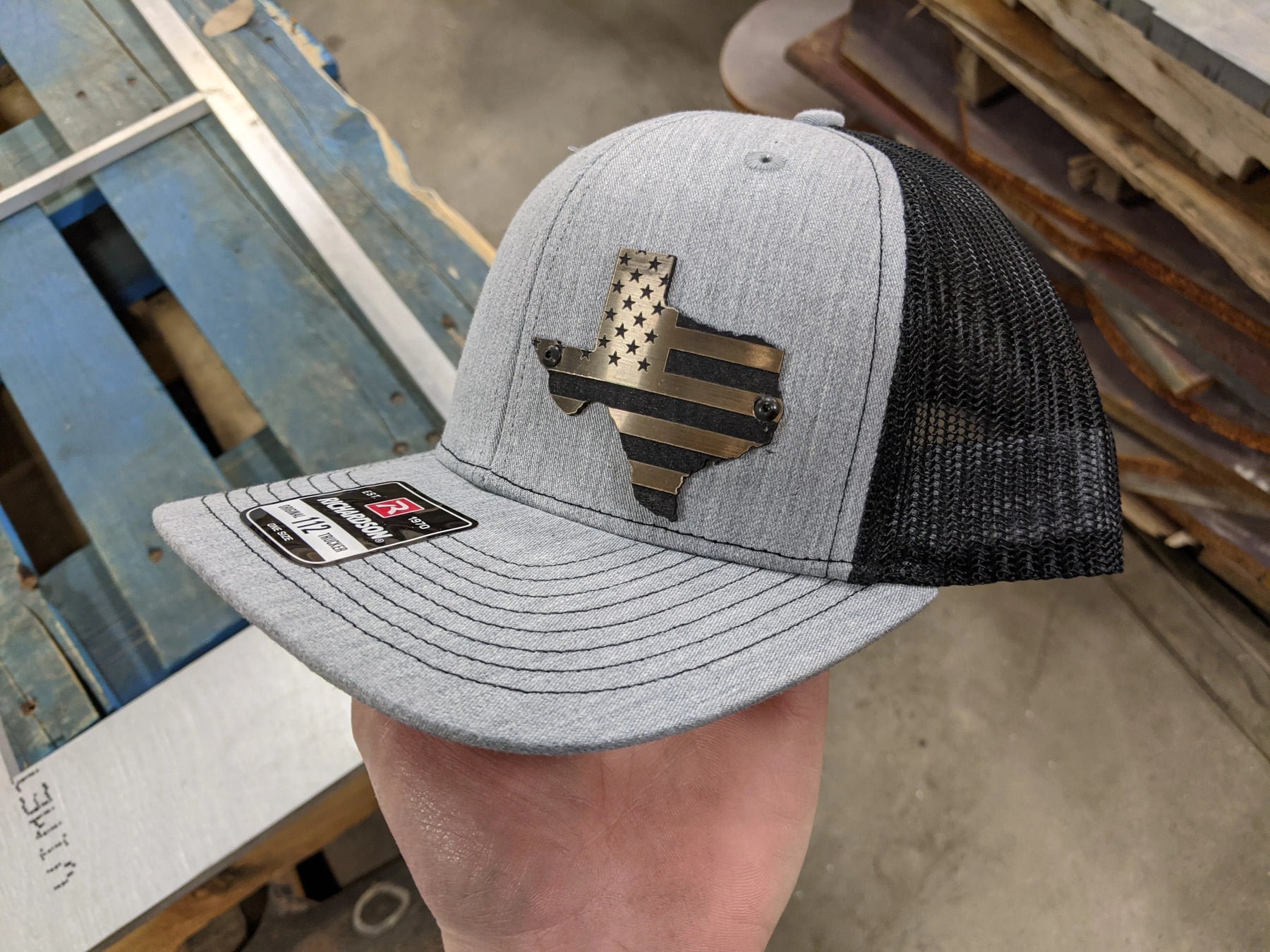 Gorra con insignia de la bandera estadounidense de Texas: insignia de bronce cepillado y negra