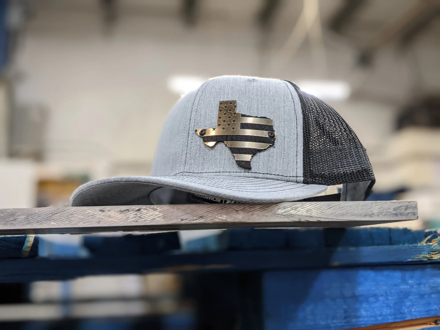 Gorra con insignia de la bandera estadounidense de Texas: insignia de bronce cepillado y negra