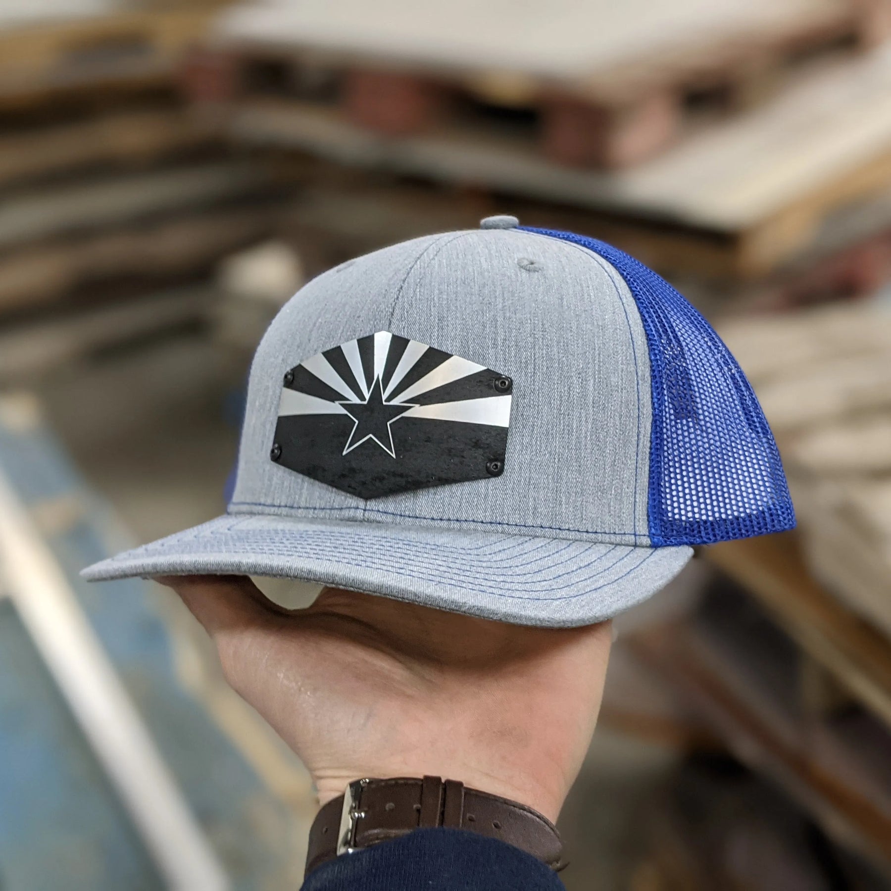 Gorra con insignia personalizada - Gorra tipo camionero con cierre trasero - Insignia negra y plateada cepillada - Sube la tuya