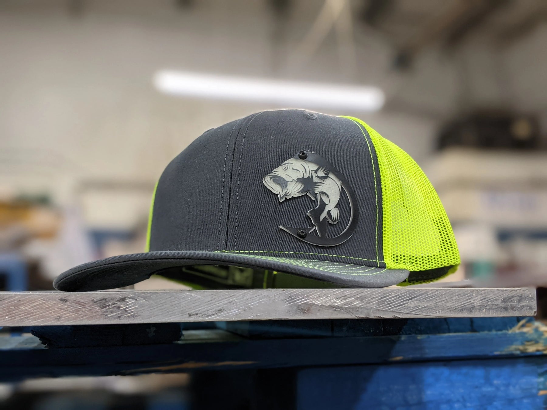 Gorra con insignia de Bass: insignia negra y brillante