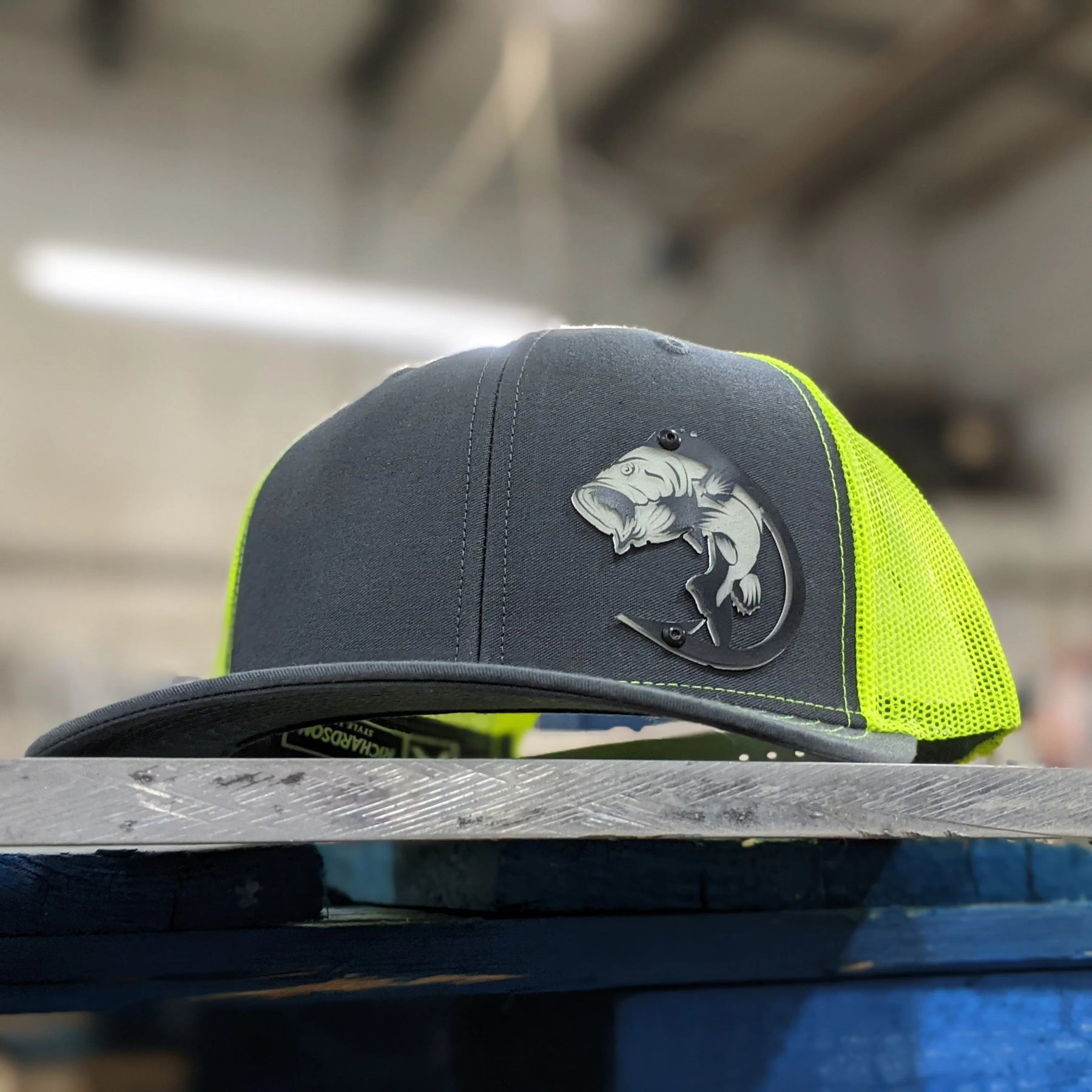 Gorra con insignia de Bass: insignia negra y brillante