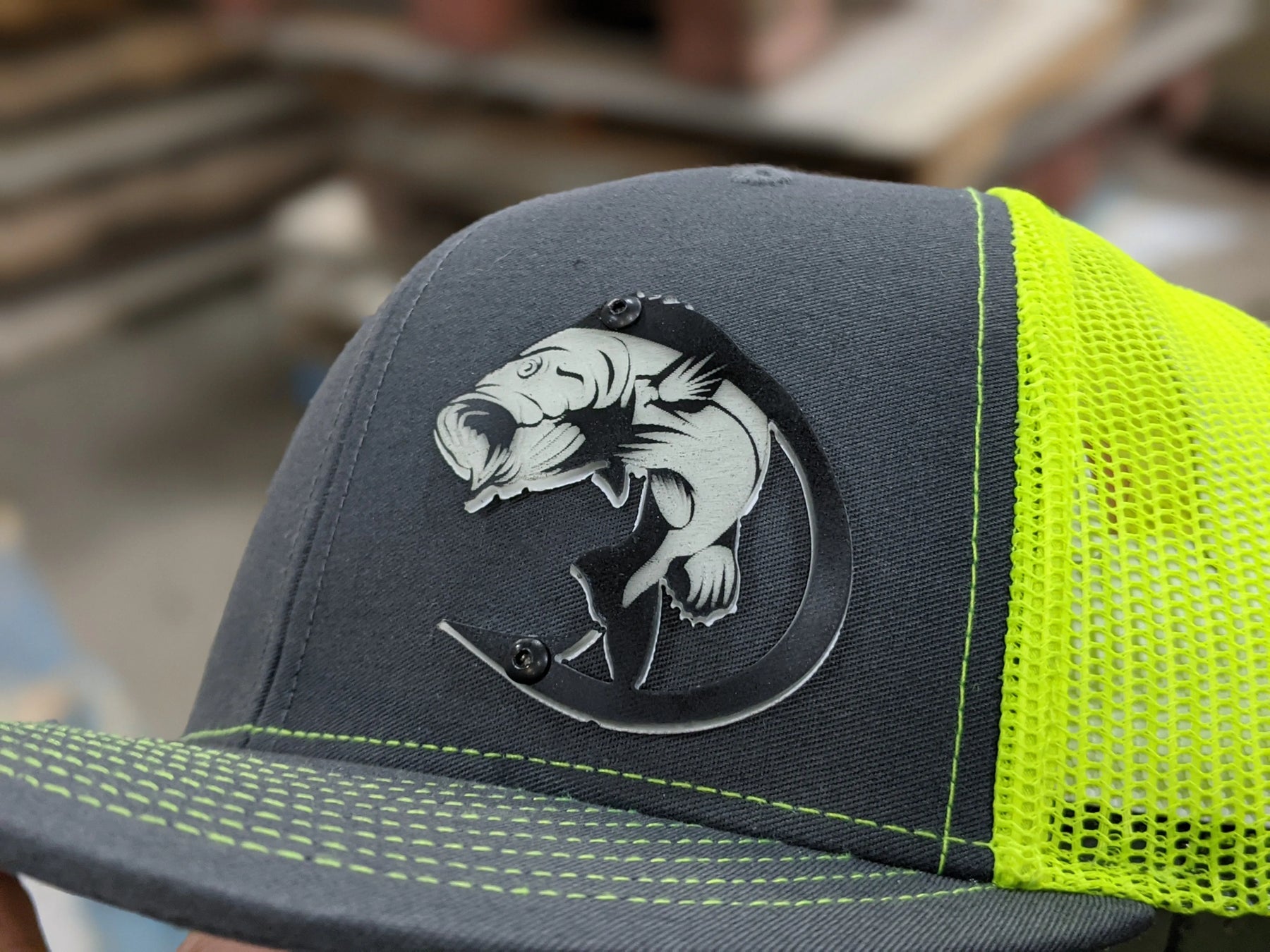 Gorra con insignia de Bass: insignia negra y brillante
