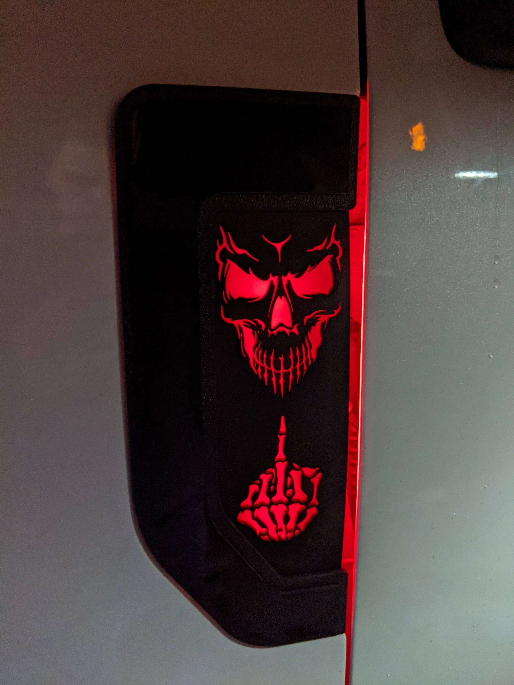Juego de emblemas LED para guardabarros con forma de calavera y dedo medio: compatible con modelos Ford® F250®, F350® y F450® 2017-2022