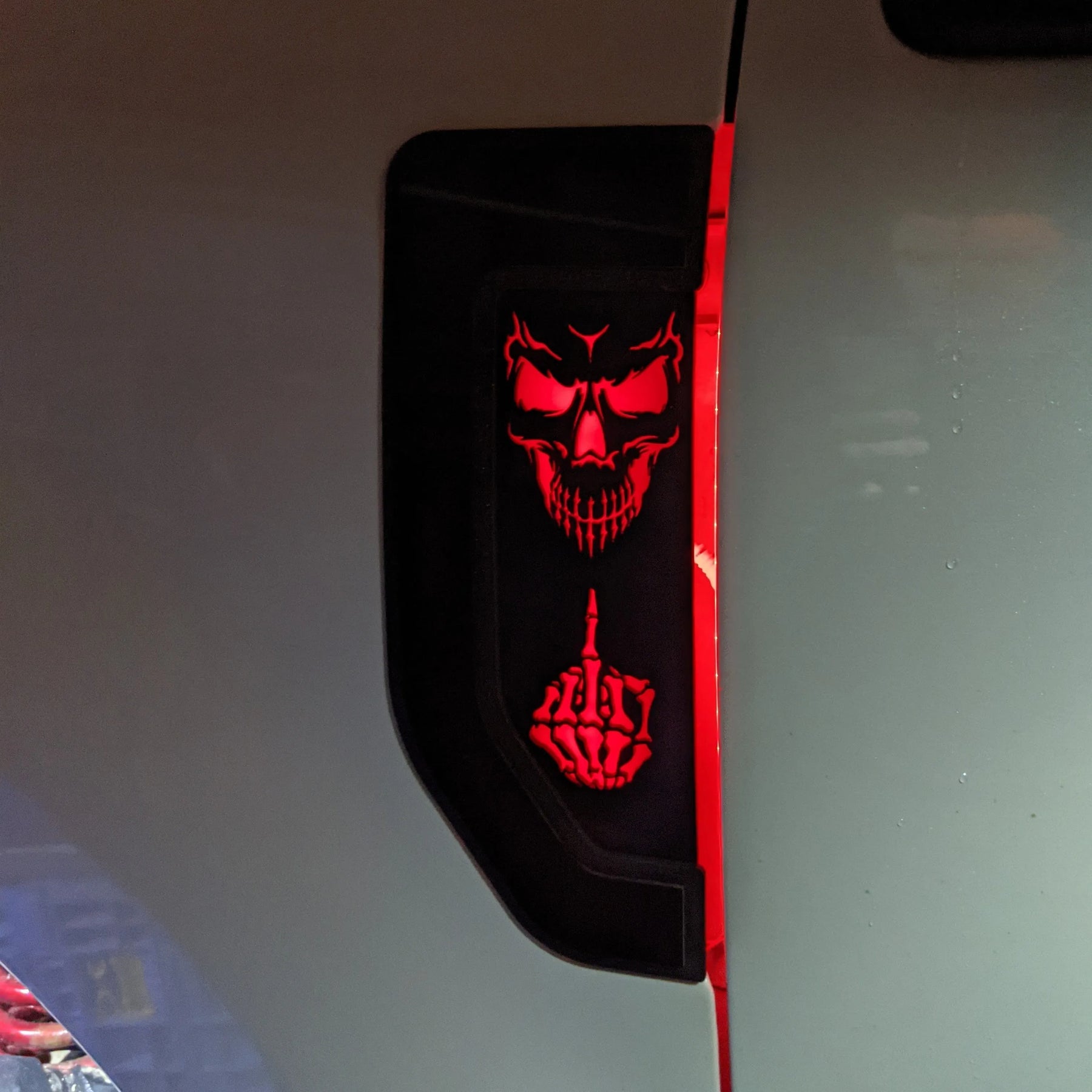 Juego de emblemas LED para guardabarros con forma de calavera y dedo medio: compatible con modelos Ford® F250®, F350® y F450® 2017-2022