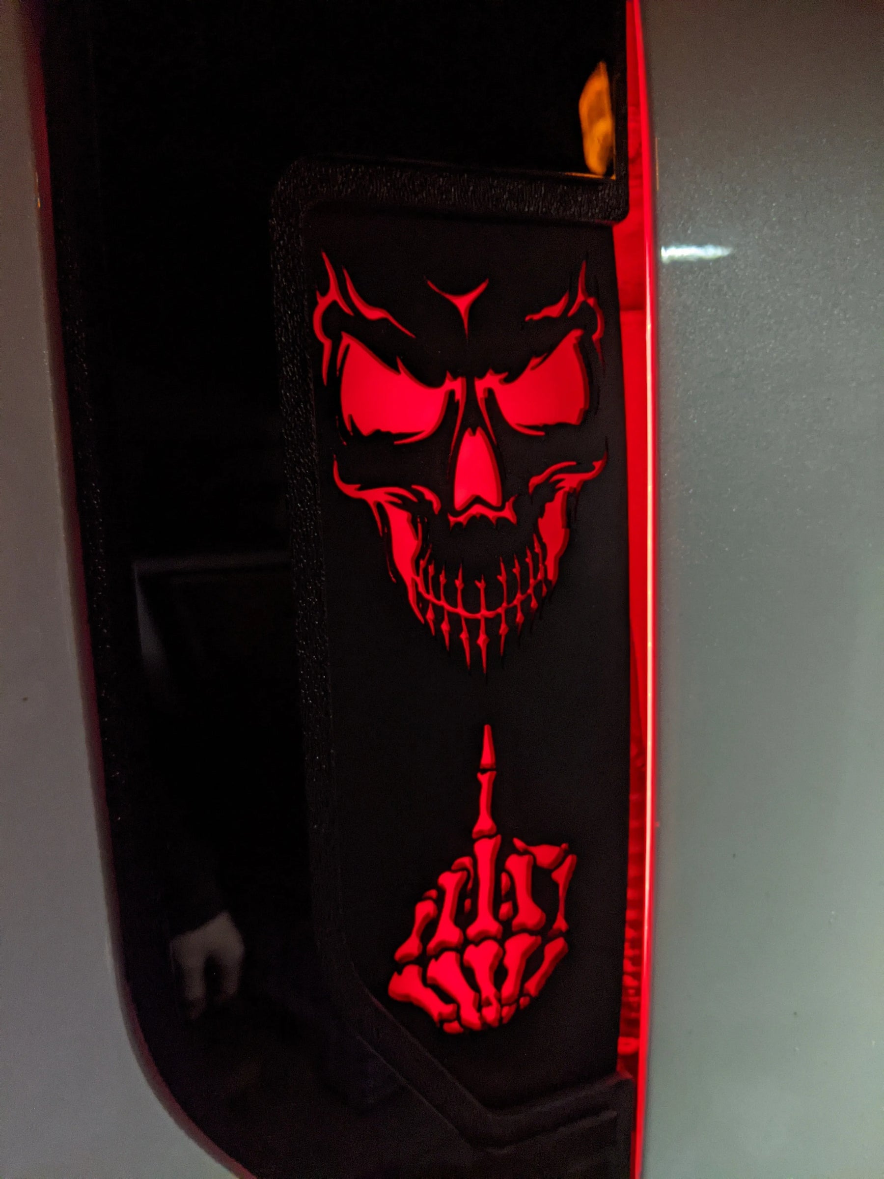 Juego de emblemas LED para guardabarros con forma de calavera y dedo medio: compatible con modelos Ford® F250®, F350® y F450® 2017-2022