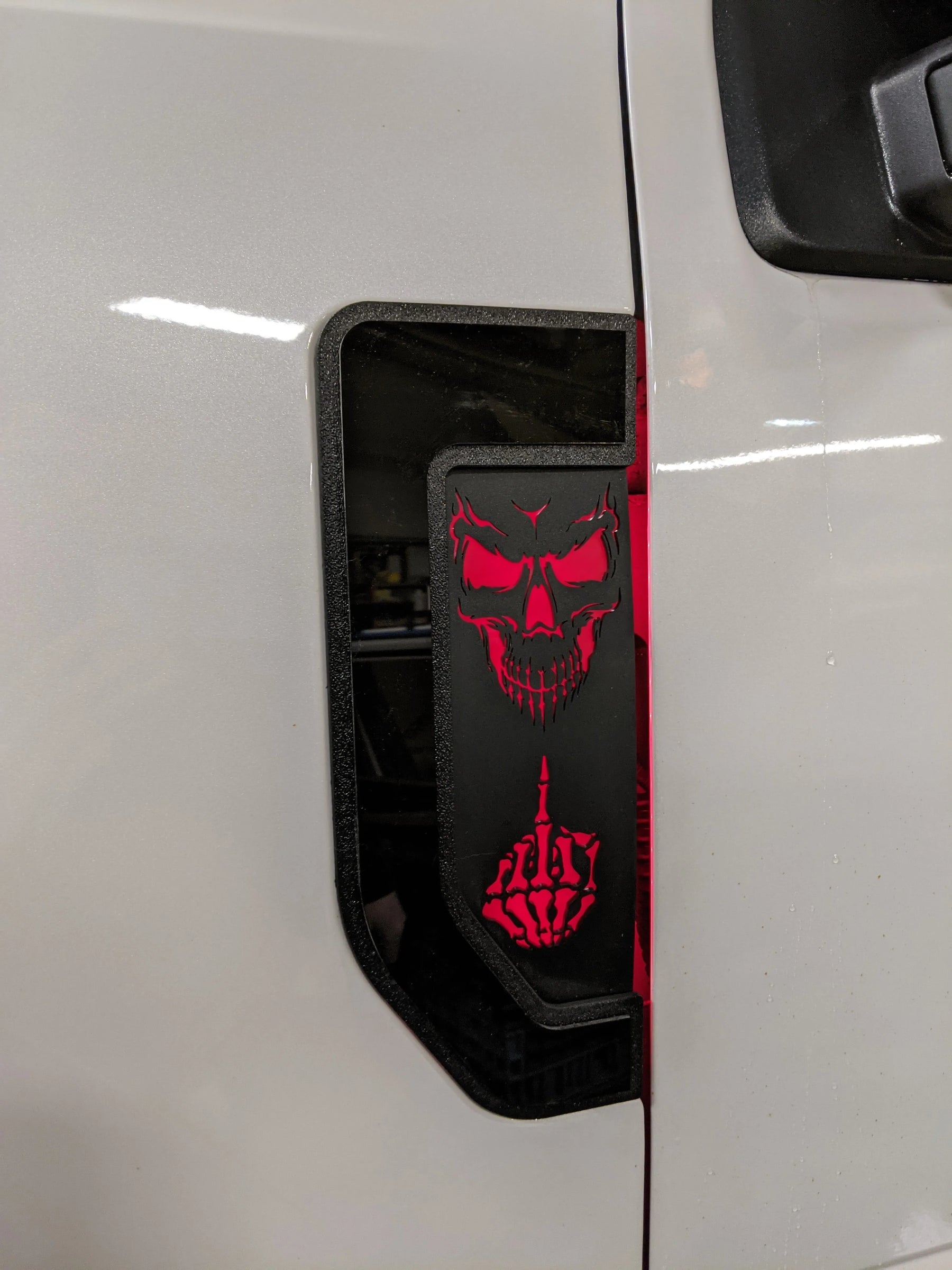 Juego de emblemas LED para guardabarros con forma de calavera y dedo medio: compatible con modelos Ford® F250®, F350® y F450® 2017-2022