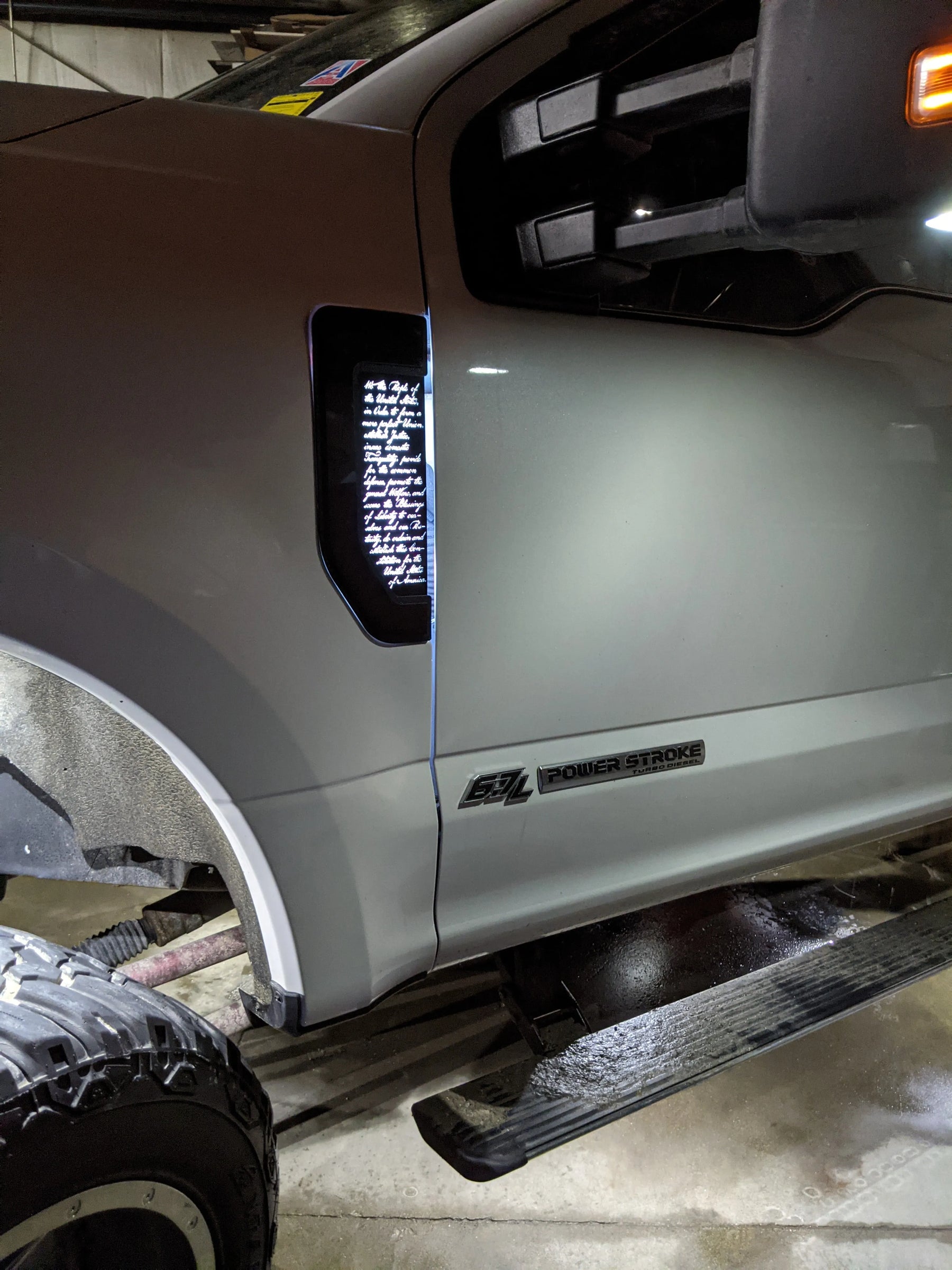 Juego de insignias LED Constitution para guardabarros: compatible con Ford® F250®, F350®, F450® 2017-2022, color negro