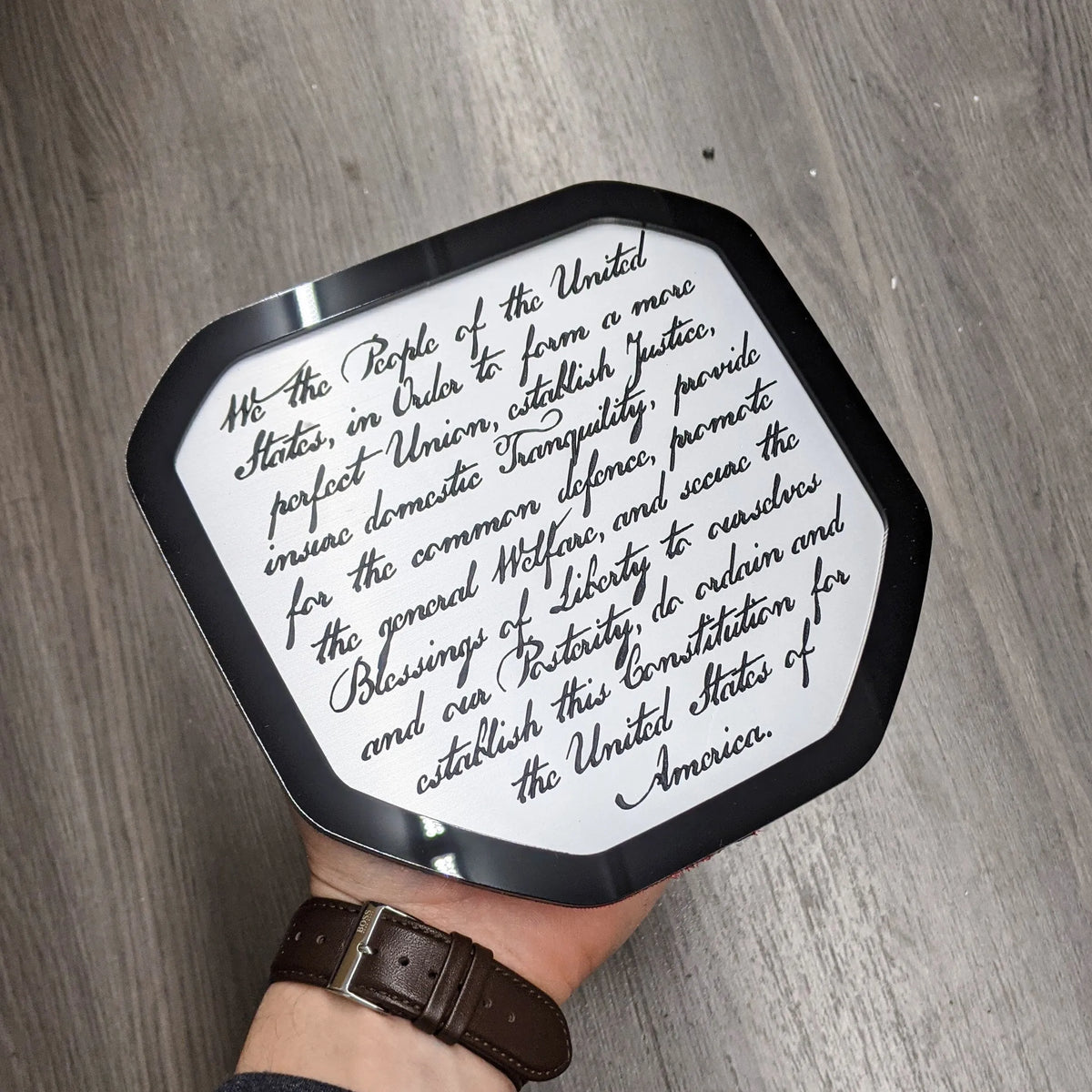 Insignia de la Constitución: compatible con Dodge® Ram® Tailgate 2019+ (5.ª generación) -1500, 2500, 3500 - Cepillada y negra