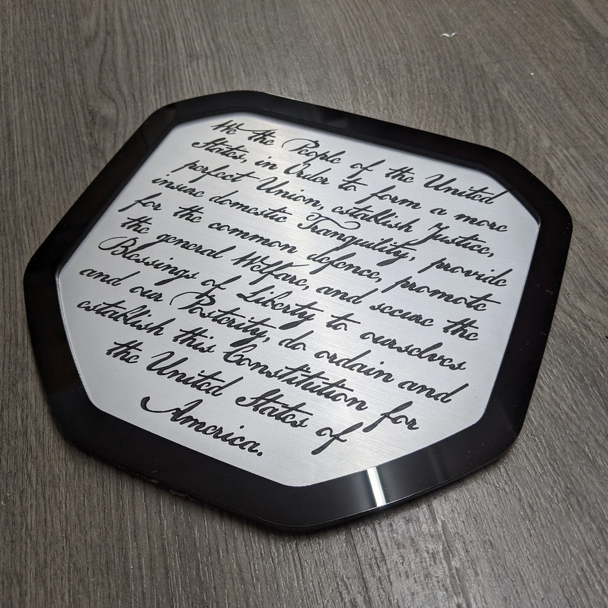 Insignia de la Constitución: compatible con Dodge® Ram® Tailgate 2019+ (5.ª generación) -1500, 2500, 3500 - Cepillada y negra