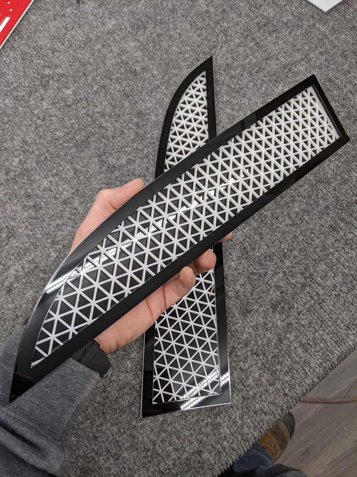 Insignias de malla triangular: compatibles con Super Duty® 2011-2016: negro, blanco y negro