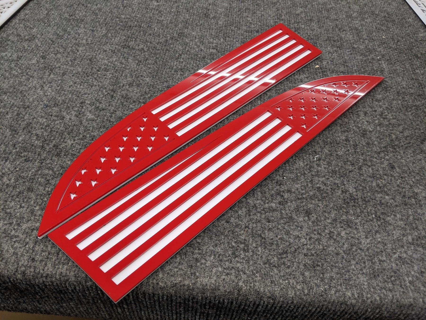 Insignias de la bandera estadounidense: compatibles con Super Duty® 2011-2016: rojo sobre blanco