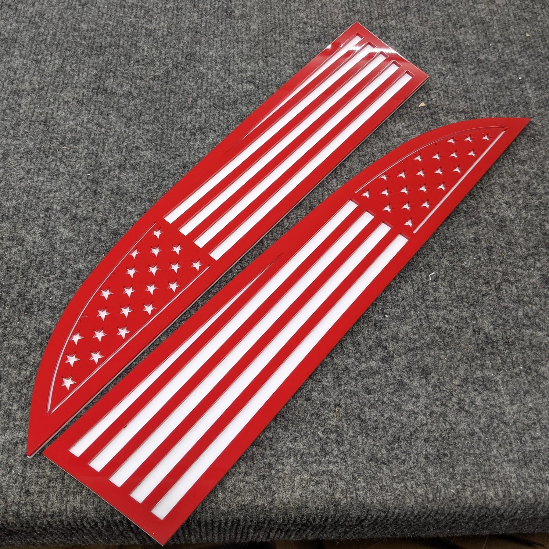 Insignias de la bandera estadounidense: compatibles con Super Duty® 2011-2016: rojo sobre blanco