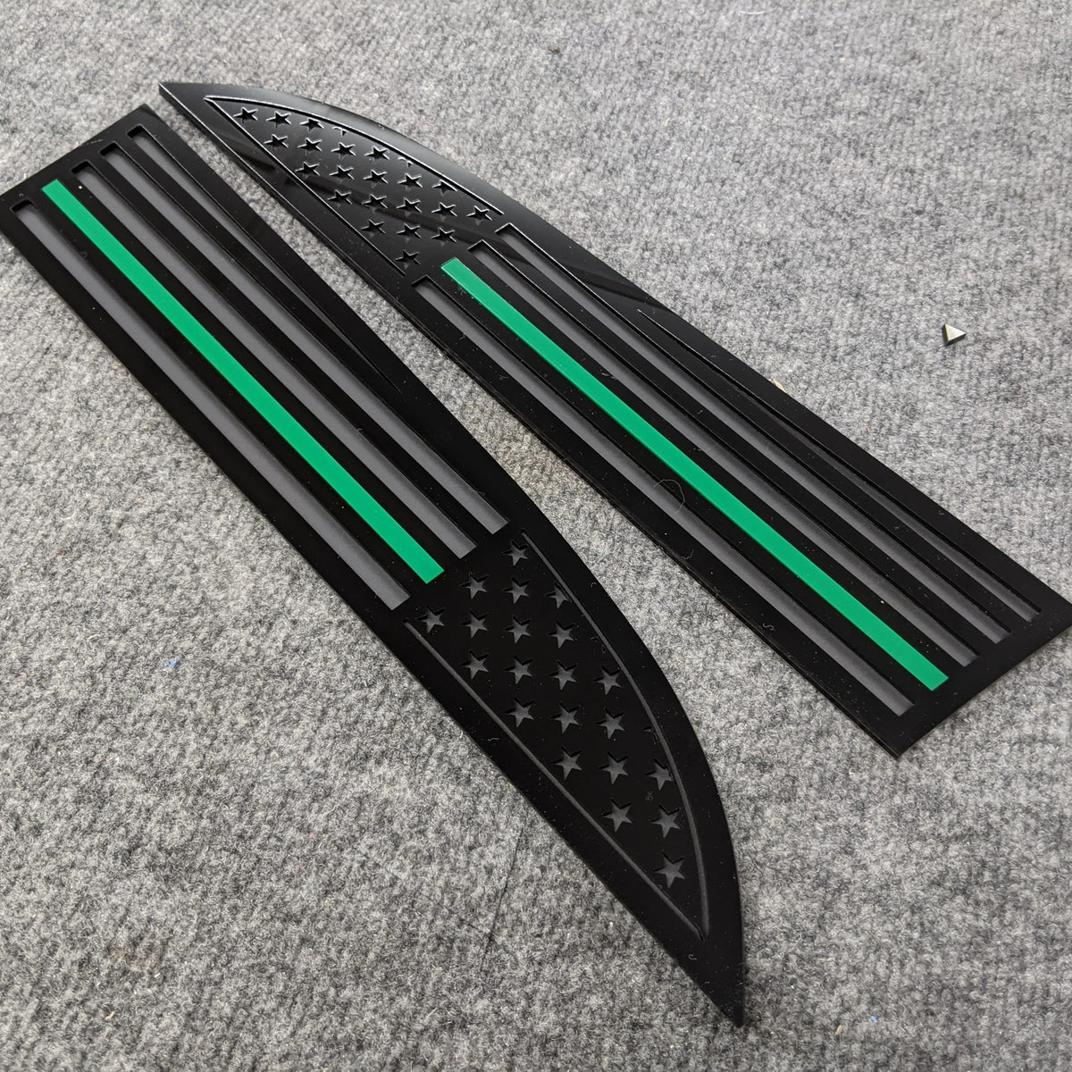 Insignias de la bandera estadounidense: compatibles con Super Duty® 2011-2016: negro sobre negro mate con línea verde fina