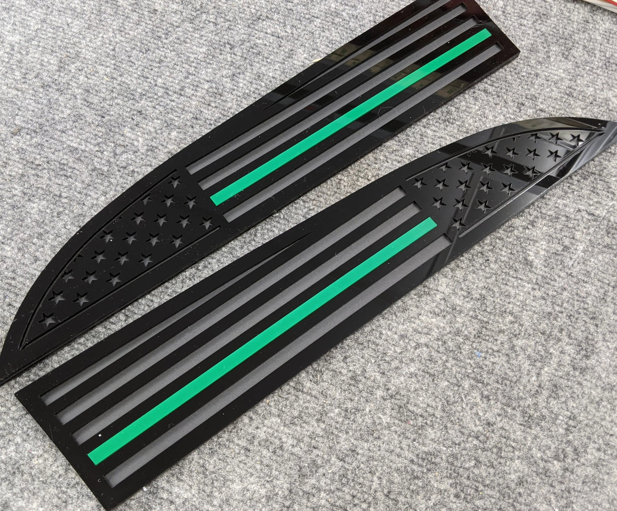 Insignias de la bandera estadounidense: compatibles con Super Duty® 2011-2016: negro sobre negro mate con línea verde fina