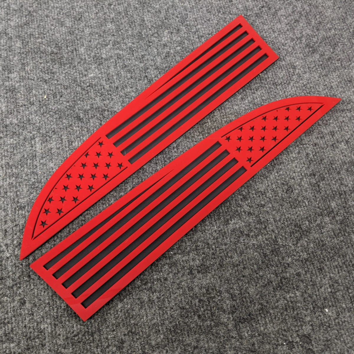 Insignias de la bandera estadounidense: compatibles con Super Duty® 2011-2016: rojo sobre negro mate