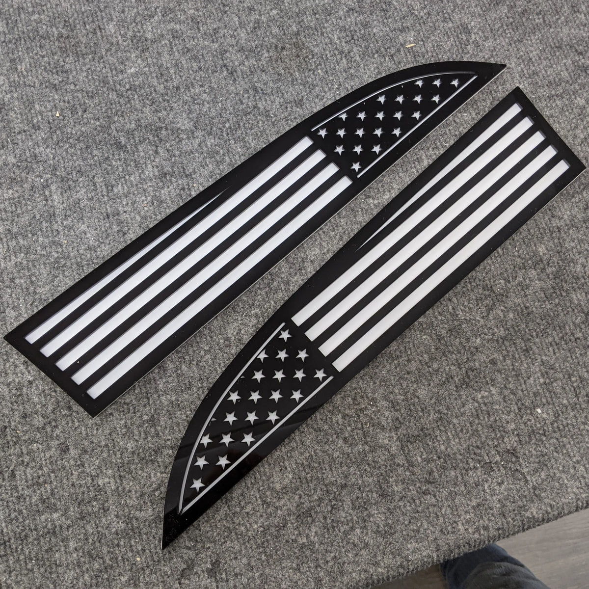 Insignias de la bandera estadounidense: compatibles con Super Duty® 2011-2016: negro sobre blanco
