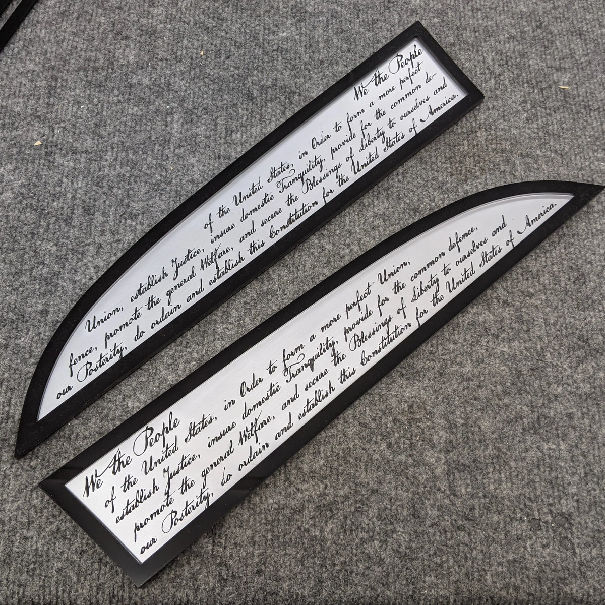 Insignias de la Constitución: compatibles con Super Duty® 2011-2016: negro sobre plata cepillada