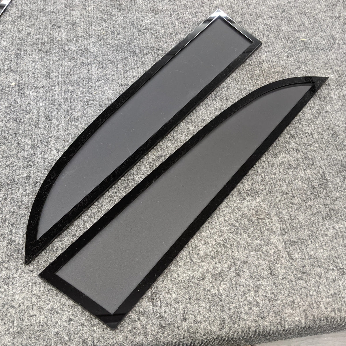 Insignias de borde: compatibles con Super Duty® 2011-2016: negro sobre negro mate