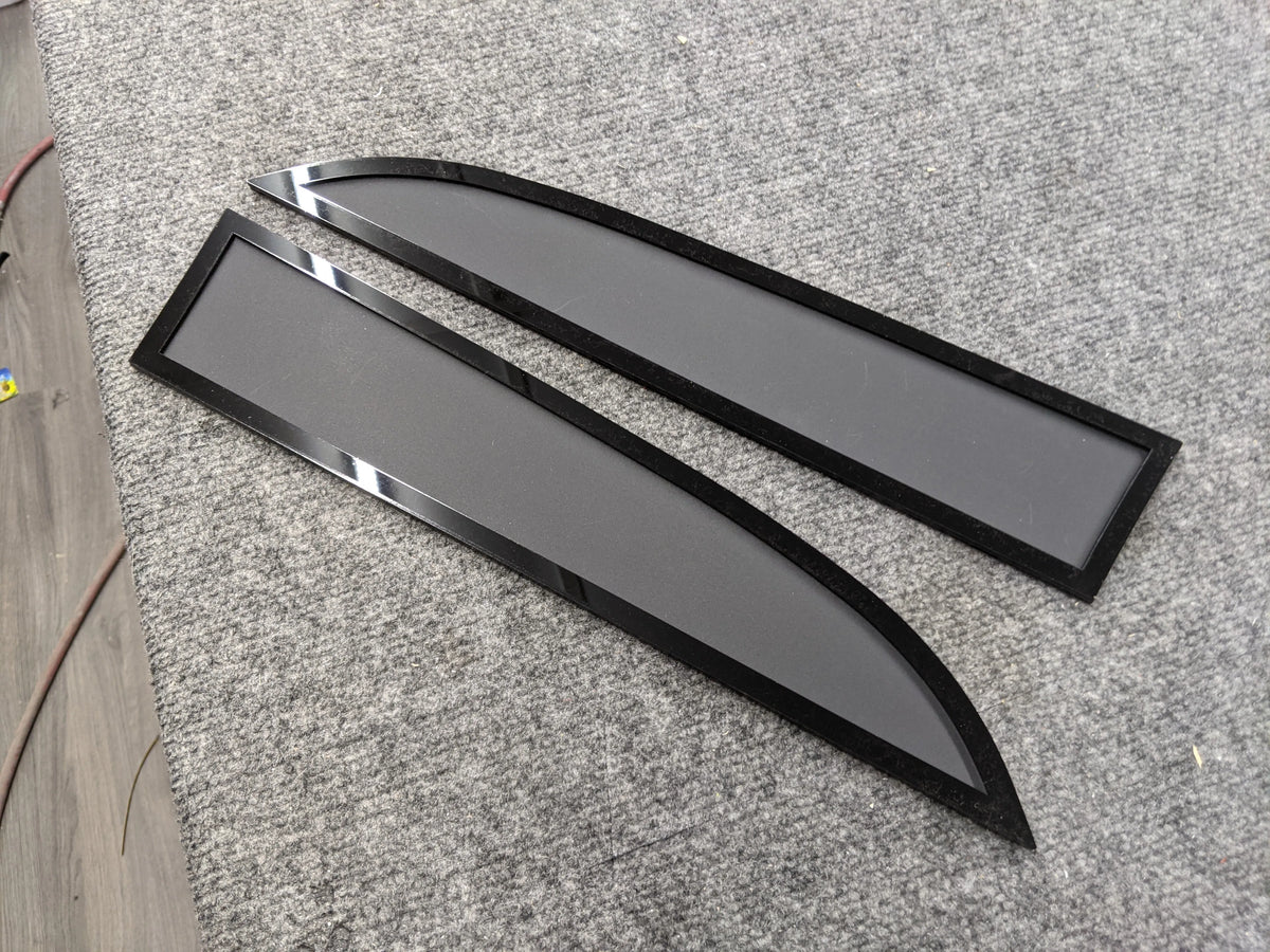 Insignias de borde: compatibles con Super Duty® 2011-2016: negro sobre negro mate