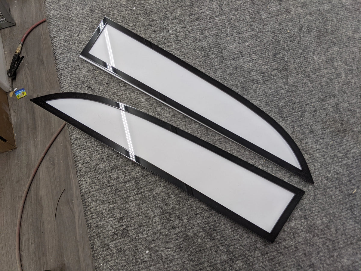 Insignias de borde: compatibles con Super Duty® 2011-2016: negro sobre blanco