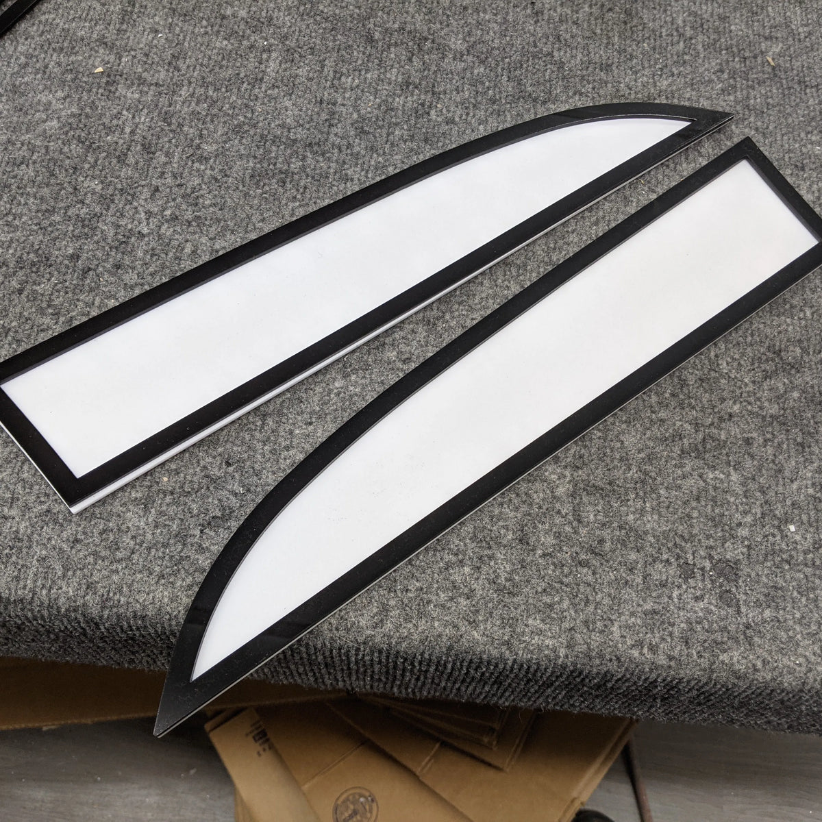 Insignias de borde: compatibles con Super Duty® 2011-2016: negro sobre blanco