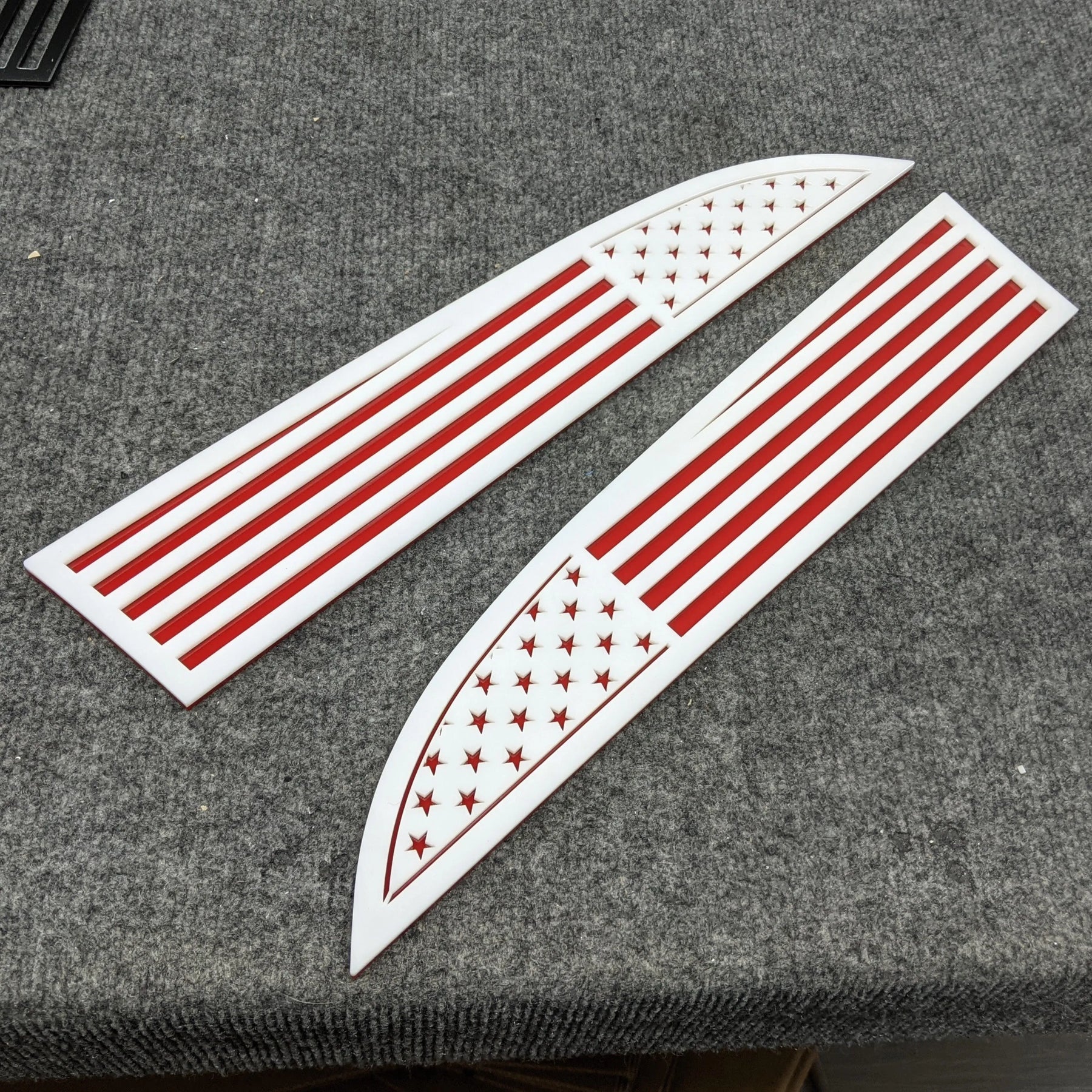 Insignias de la bandera estadounidense: compatibles con Super Duty® 2011-2016: blanco sobre rojo